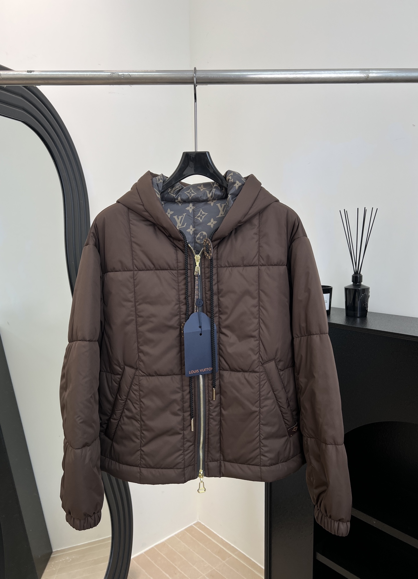 NO:629130,Comes with dust bag LouisVuitton Louis' new autumn and winter hooded zipper down jacket, 70% duck down filling, light and warm, H-shaped silhouette + zipper placket, hooded lining with Monogram presbyopia, casual fit size S M L,,louis vuitton,louis vuitton,down jacket,hats,alexander wang19860909配防尘袋 LouisVuitton 路易 秋冬新款 连帽拉链羽绒服、70鸭绒填充、轻盈又保暖、H型廓形+拉链门襟、连帽内衬Monogram老花、休闲版型 码数S M L,,louis vuitton,louis vuitton,down jacket,hats,alexander wang,Women's clothing