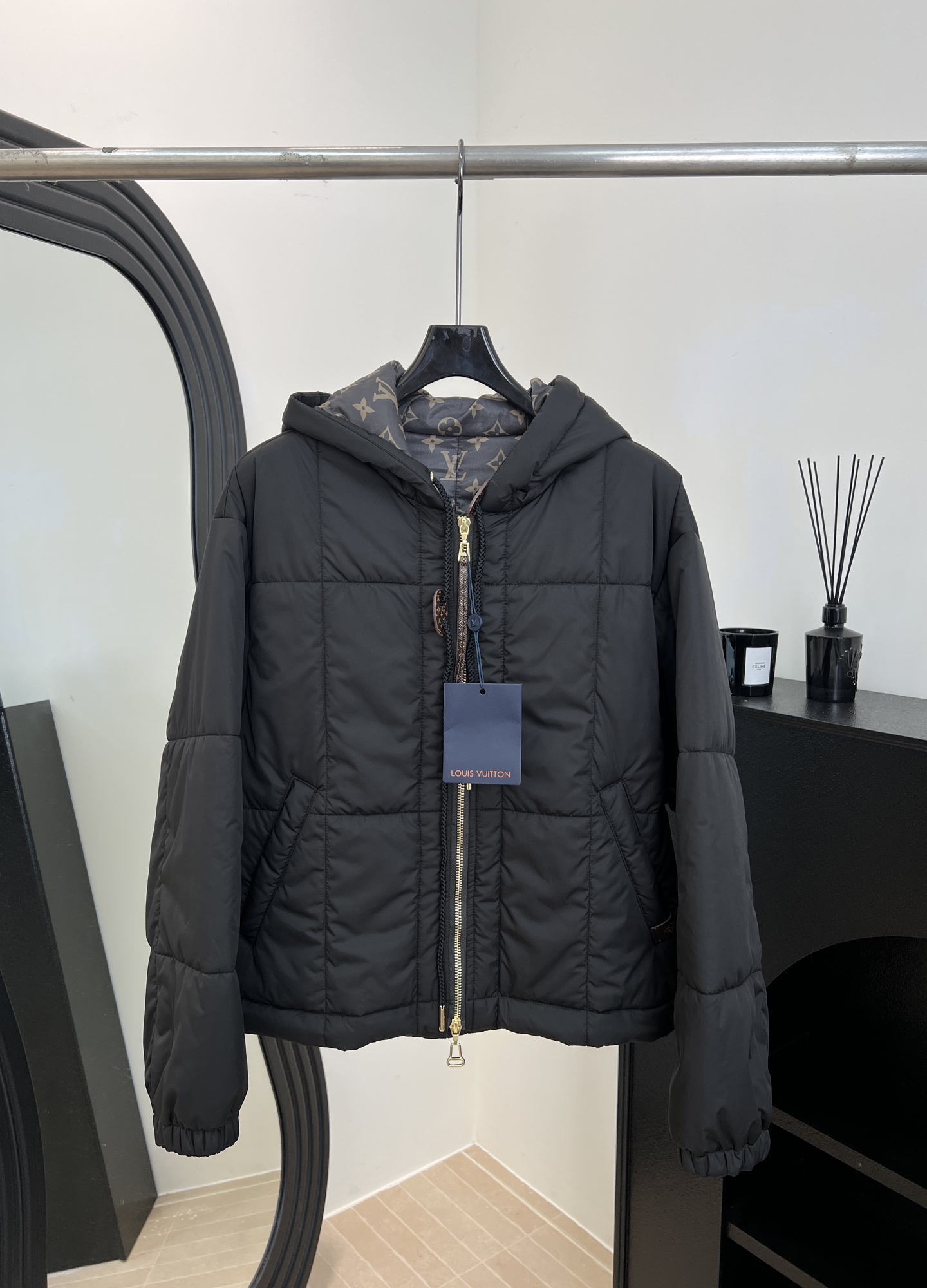 NO:591462,Comes with dust bag LouisVuitton Louis' new autumn and winter hooded zipper down jacket, 70% duck down filling, light and warm, H-shaped silhouette + zipper placket, hooded lining with Monogram presbyopia, casual fit size S M L,,louis vuitton,louis vuitton,down jacket,hats,alexander wang19860909配防尘袋 LouisVuitton 路易 秋冬新款 连帽拉链羽绒服、70鸭绒填充、轻盈又保暖、H型廓形+拉链门襟、连帽内衬Monogram老花、休闲版型 码数S M L,,louis vuitton,louis vuitton,down jacket,hats,alexander wang,Women's clothing