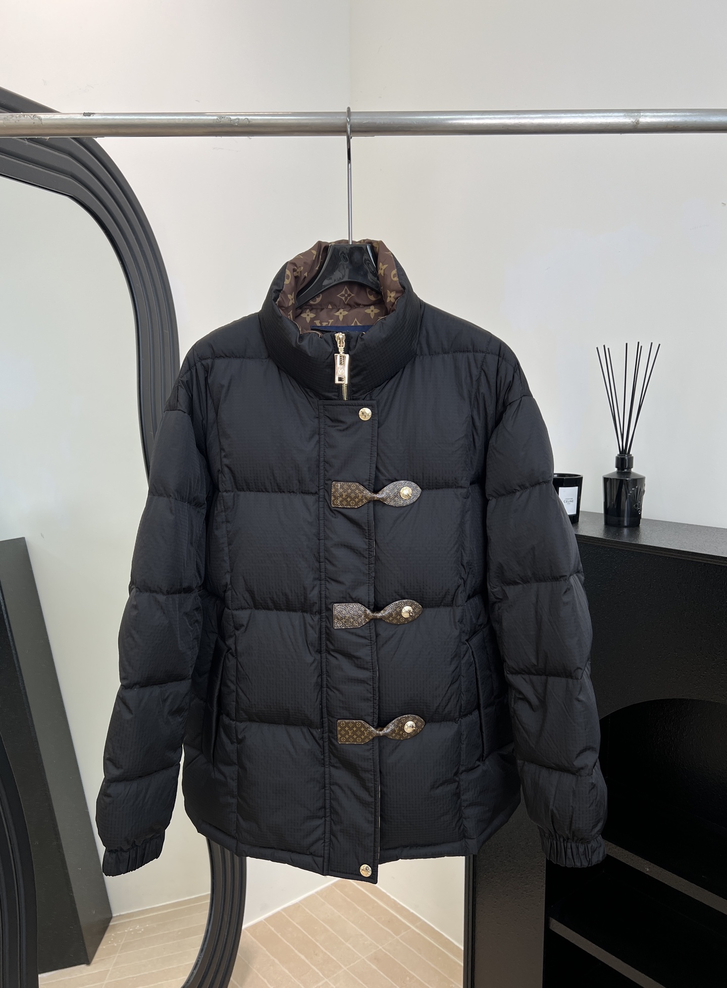 NO:591464,Comes with dust bag LouisVuitton Louis' new autumn and winter stand-up collar down jacket, classic Monogram lining + customized metal buckle, outer recycled nylon, light and strong warmth retention, casual fit size S M L,,louis vuitton,louis vuitton,down jacket,alexander wang19860909配防尘袋 LouisVuitton 路易 秋冬新款 立领羽绒服、经典Monogram内衬+定制金属扣、外层再生锦纶、轻薄保暖力强、休闲版型 码数S M L,,louis vuitton,louis vuitton,down jacket,alexander wang,Women's clothing