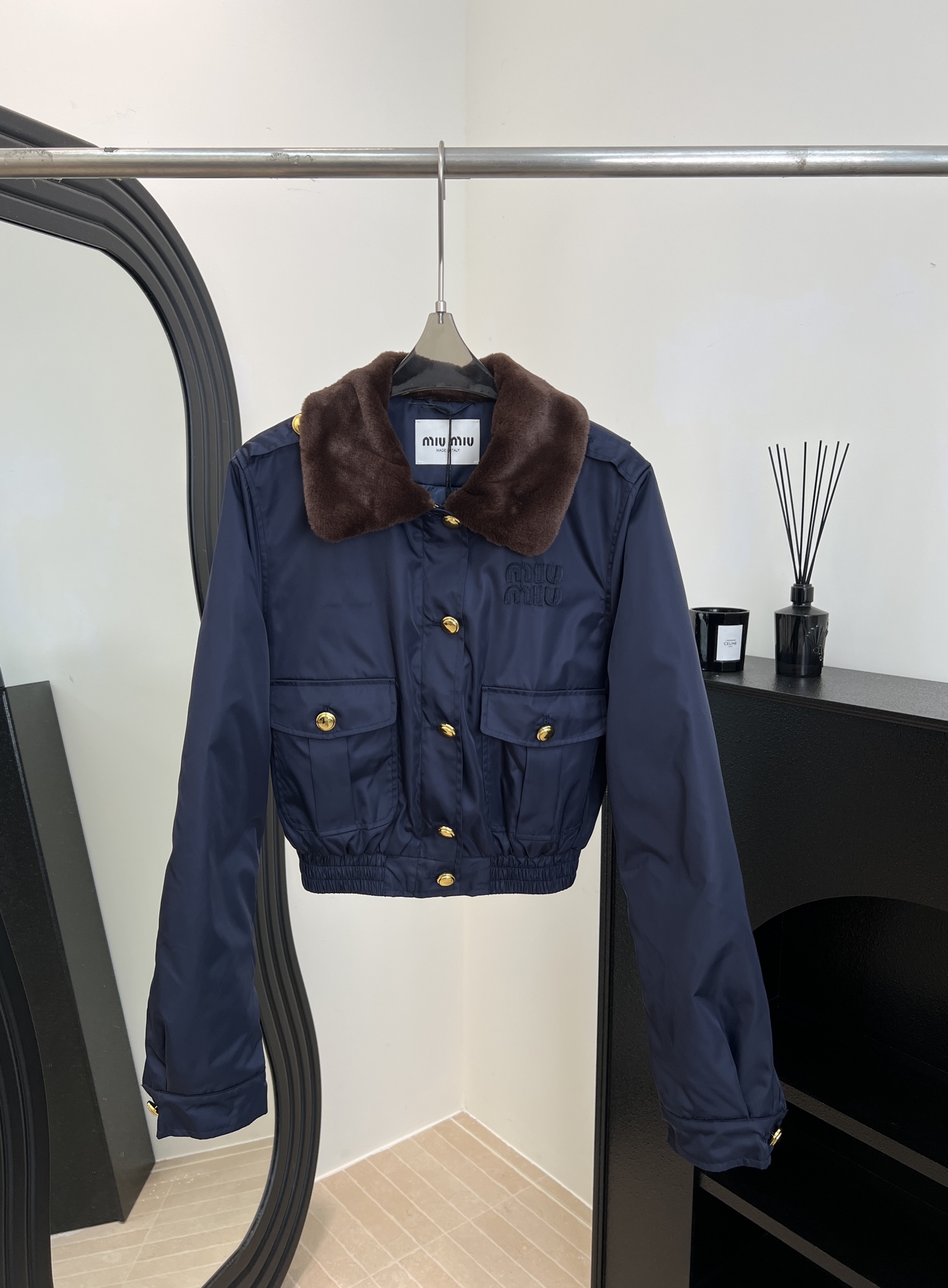 NO:591468,Miu Miu's new fall and winter style, military-style short jacket, small fur collar embellished with metal buttons, short cut to highlight the waistline, lined with thin cotton, casual fit, size S M L,,miumiu,jackets & coats,alexander wang19860909Miu Miu 秋冬新款 军装风短款外套、小毛领金属纽扣点缀、短款剪裁超显腰线、内衬有薄棉、休闲版型 码数S M L,,miumiu,jackets & coats,alexander wang,Women's clothing