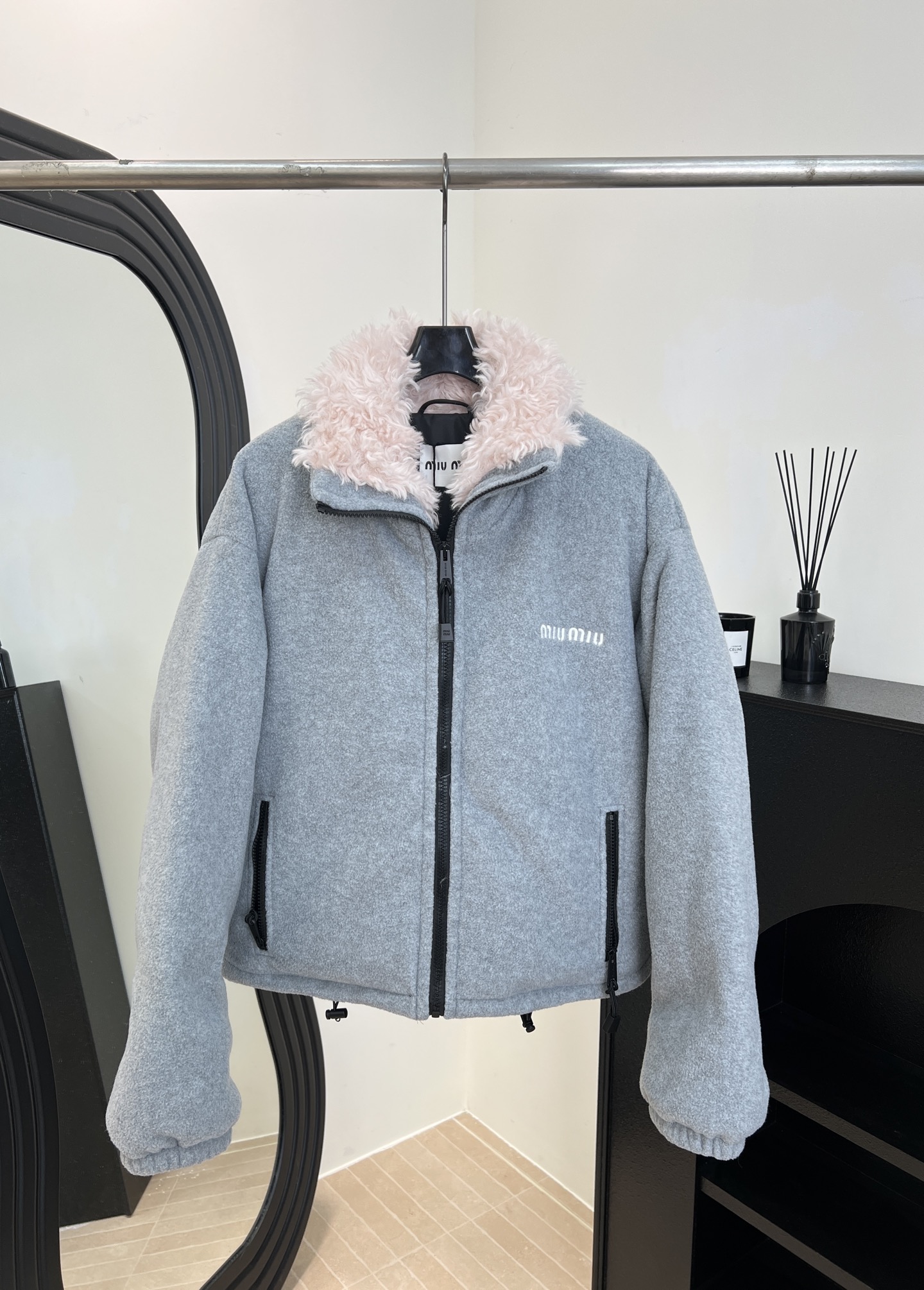 NO:591470,Comes with dust bag Miu Miu new autumn and winter polar fleece down jacket, soft polar fleece + lambswool lapels, short design zipper closure, brand embroidery on the chest, down filling inside, casual fit Size S M L,,miumiu,jackets & coats,down jacket,alexander wang19860909配防尘袋 Miu Miu 秋冬新款 摇粒绒羽绒外套、柔软摇粒绒+羊羔毛翻领、短款设计拉链开合、胸前有品牌刺绣、内里羽绒填充、休闲版型 码数S M L,,miumiu,jackets & coats,down jacket,alexander wang,Women's clothing