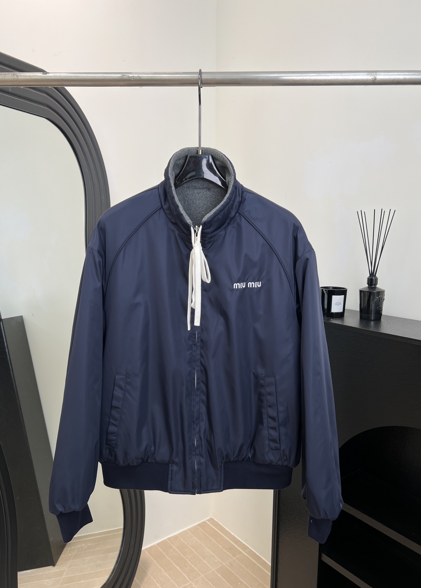 NO:629154,Miu Miu autumn and winter new style Reversible zipper jacket, one side of recycled nylon fabric, one side of polar fleece fabric, embroidered with brand logo, adjustable drawstring collar, contrast elastic hem and cuffs, zipper closure, casual fit, size S M L,,miumiu,jackets & coats,alexander wang19860909Miu Miu 秋冬新款 两面穿拉链外套、一面再生尼龙面料、一面摇粒绒面料、饰品牌标识刺绣、可调节抽绳领边撞色弹力下摆和袖口、拉链开合、休闲版型 码数S M L,,miumiu,jackets & coats,alexander wang,Women's clothing