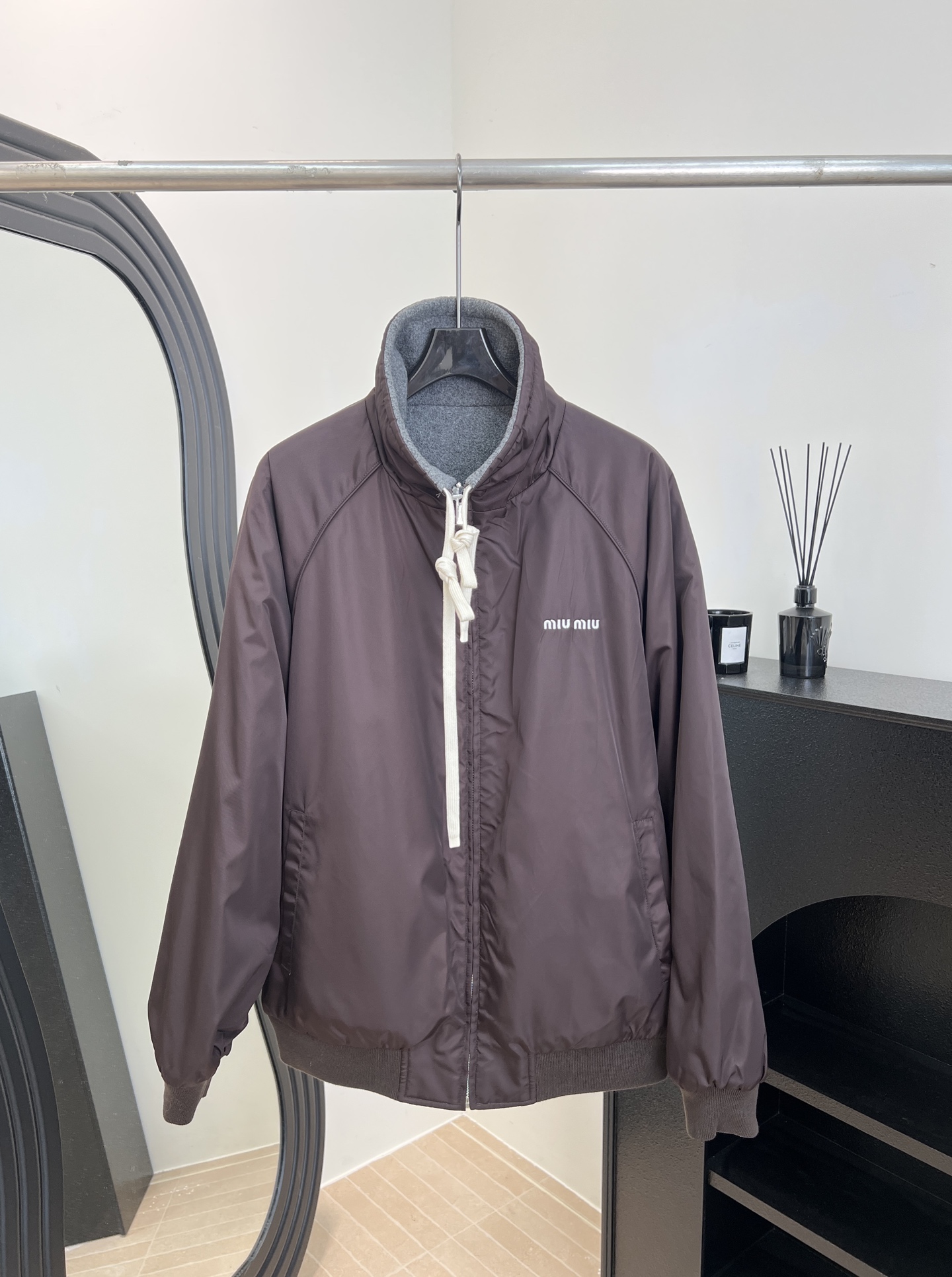 NO:591471,Miu Miu autumn and winter new style Reversible zipper jacket, one side of recycled nylon fabric, one side of polar fleece fabric, embroidered with brand logo, adjustable drawstring collar, contrast elastic hem and cuffs, zipper closure, casual fit, size S M L,,miumiu,jackets & coats,alexander wang19860909Miu Miu 秋冬新款 两面穿拉链外套、一面再生尼龙面料、一面摇粒绒面料、饰品牌标识刺绣、可调节抽绳领边撞色弹力下摆和袖口、拉链开合、休闲版型 码数S M L,,miumiu,jackets & coats,alexander wang,Women's clothing