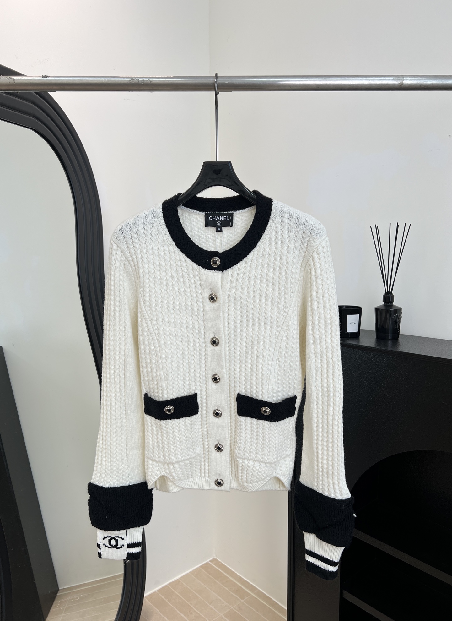 NO:629119,Chanel Xiaoxiang autumn and winter new style black and white knitted cardigan, classic contrasting color + gold buckle, soft wool blend material, slim waist design to outline the body shape, cuff splicing + pocket petal cut, casual fit, size S M L,,chanel,alexander wang19860909Chanel 小香 秋冬新款 黑白针织开衫、经典撞色+金扣、羊毛混纺材质柔软、修身收腰设计勾勒身形、袖口拼接+口袋花瓣型剪裁、休闲版型 码数S M L,,chanel,alexander wang,Women's clothing