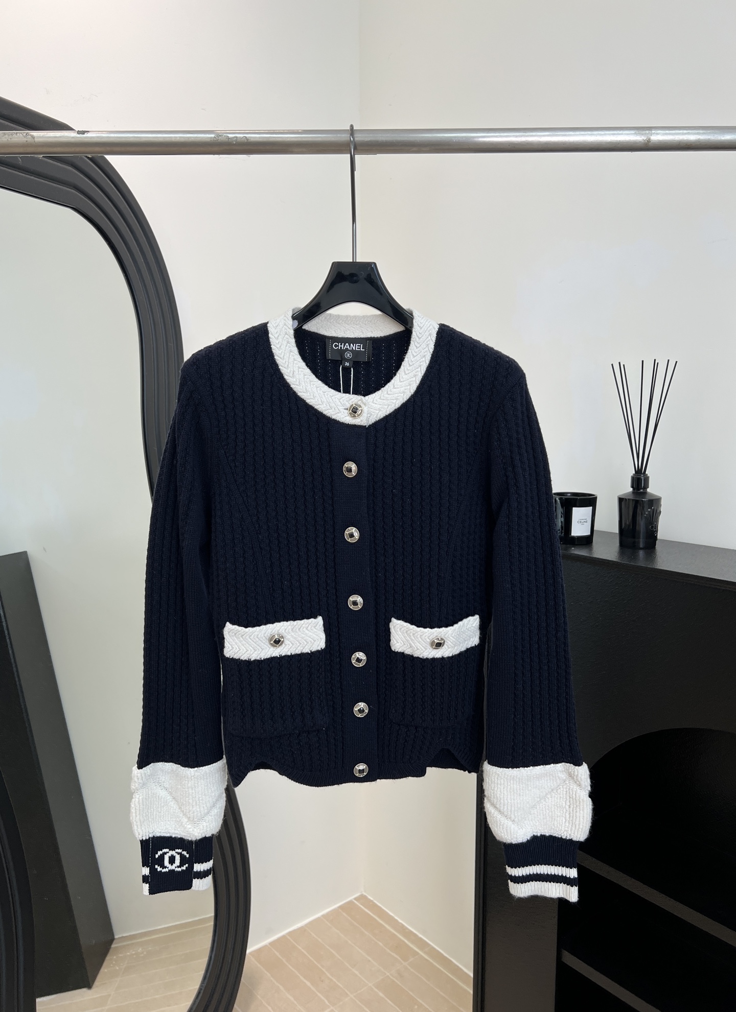 NO:591467,Chanel Xiaoxiang autumn and winter new style black and white knitted cardigan, classic contrasting color + gold buckle, soft wool blend material, slim waist design to outline the body shape, cuff splicing + pocket petal cut, casual fit, size S M L,,chanel,alexander wang19860909Chanel 小香 秋冬新款 黑白针织开衫、经典撞色+金扣、羊毛混纺材质柔软、修身收腰设计勾勒身形、袖口拼接+口袋花瓣型剪裁、休闲版型 码数S M L,,chanel,alexander wang,Women's clothing