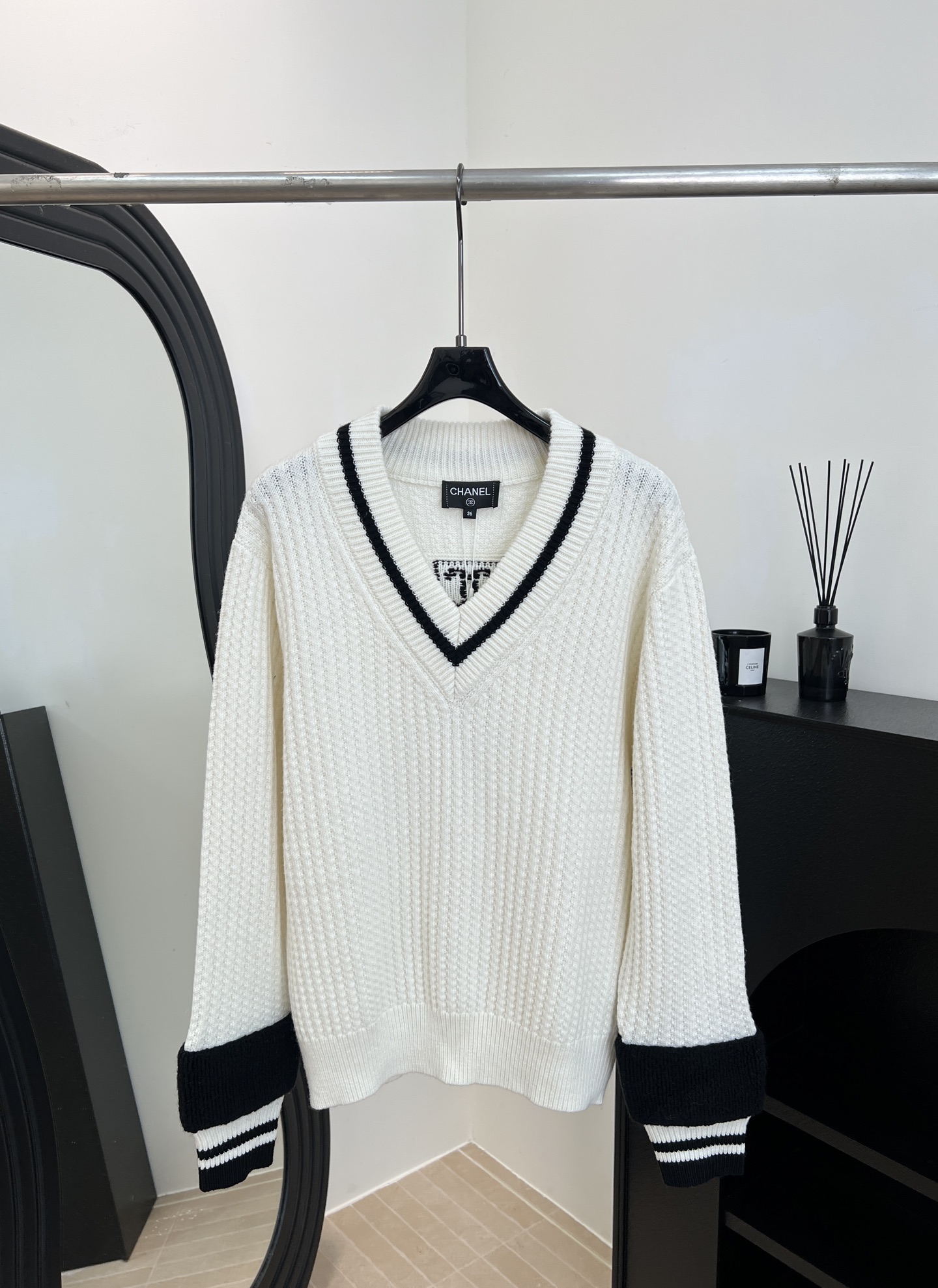 NO:629114,Chanel Xiaoxiang new autumn and winter V-neck contrasting color sweater, V-neck to modify the neck line, black and white stripes on the cuffs + plush details, soft wool blended knitted fabric, casual fit, size S M L,,chanel,alexander wang19860909Chanel 小香 秋冬新款 V领撞色针织衫、V领修饰颈部线条、袖口黑白条纹+毛绒细节、柔软羊毛混纺针织面料、休闲版型 码数S M L,,chanel,alexander wang,Women's clothing