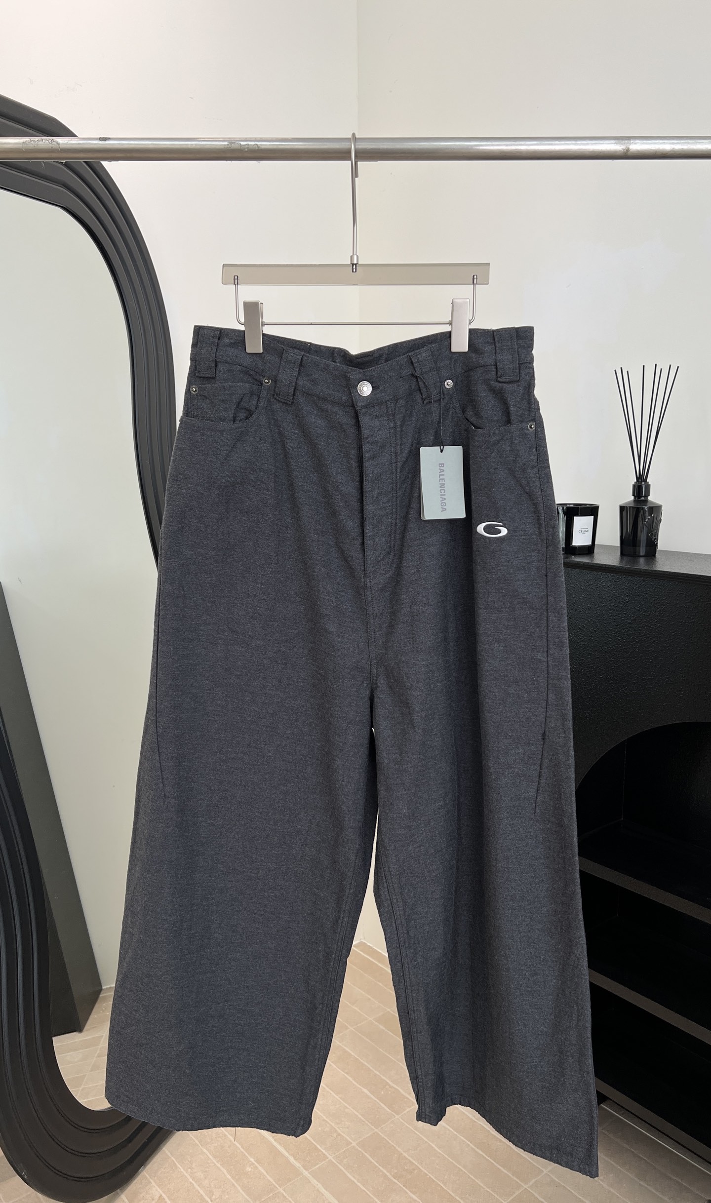 NO:606873,Men's style Balenbiaga autumn and winter new style, straight wide-leg casual trousers, custom washed cotton fabric, silhouette tailoring, jeans detail design, brand logo embroidered small label below the pocket, distressed brown waistband at the back waist, engraved button placket closure, size S M L XL,,balenciaga,jeans,alexander wang19860909男款 Balenbiaga 秋冬新款、直筒阔腿休闲长裤、订制洗水棉布面料、廓形剪裁 牛仔裤细节设计、口袋下方品牌logo刺绣小标、后腰处做旧咖色腰牌、刻字纽扣门襟开合 码数S M L XL,,balenciaga,jeans,alexander wang,Women's clothing