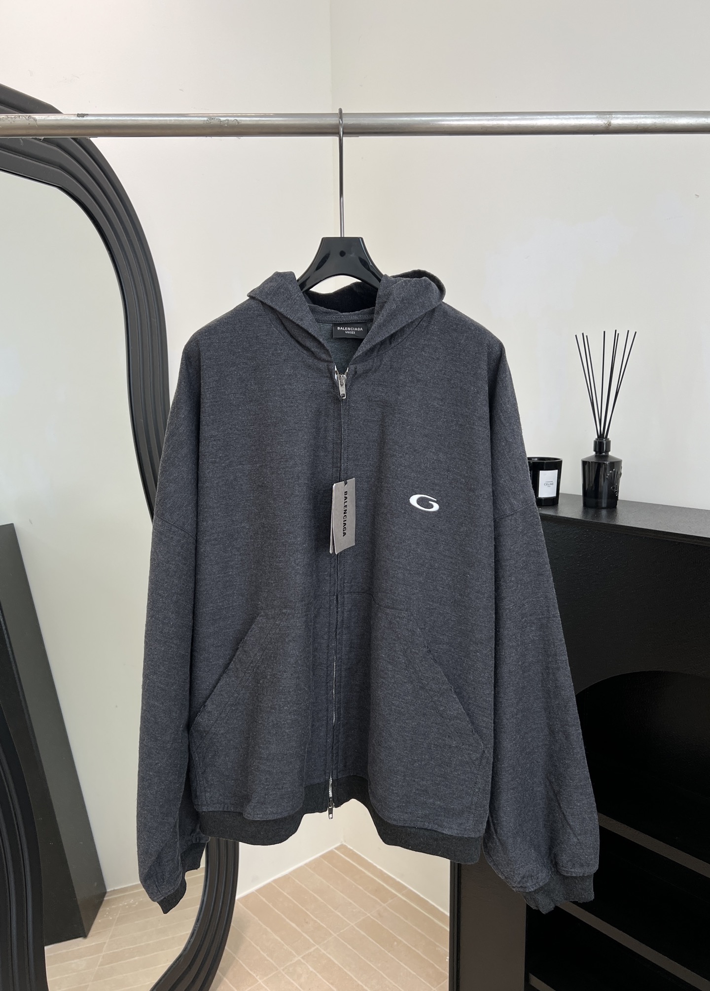 NO:606879,Balenbiaga autumn and winter new style hooded casual sports jacket, custom-made high-weight washed cotton fabric, pocket sleeve hem, washed hole details, silhouette tailoring, metal zipper placket, embroidered brand logo on the front chest, large diagonal pocket design, size S M L XL,,balenciaga,jackets & coats,hats,alexander wang19860909Balenbiaga 秋冬新款 连帽休闲运动外套、订制高克重洗水棉布面料、袋口衣袖下摆 洗水破洞细节、廓形剪裁 金属拉链开合门襟、前胸品牌logo刺绣小标、斜插大口袋设计 码数S M L XL,,balenciaga,jackets & coats,hats,alexander wang,Women's clothing