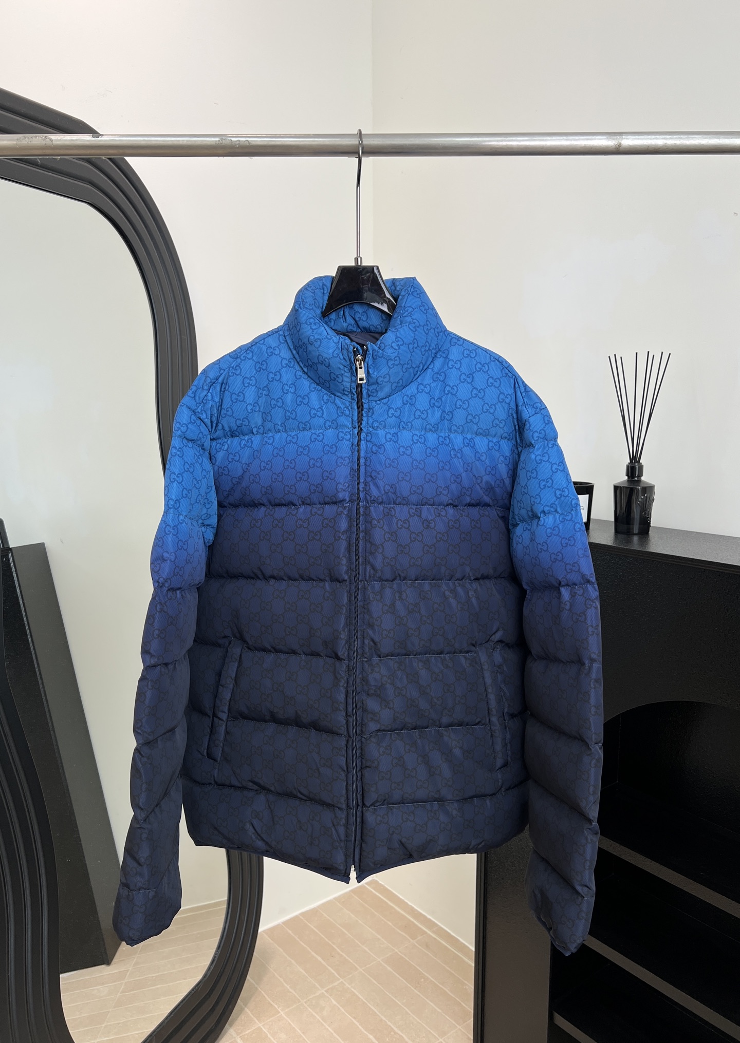 NO:606884,Comes with dust bag Gucci new autumn and winter style, long-sleeved down jacket with stand-up collar, deepened gradient blue design, classic brand GG printed pattern all over, elastic elastic hem and cuffs, zipper closure placket with same color lining inside, slightly loose fit, same size for men and women, size S M L XL,,gucci,down jacket,alexander wang19860909配防尘袋 Gucci 秋冬新款 立领长袖羽绒服、渐变色蓝色加深设计、满身经典品牌GG印花图案、弹力松紧下摆和袖口、拉链开合门襟内里同色系里布、微宽松版型剪裁 男女同款 码数S M L XL,,gucci,down jacket,alexander wang,Women's clothing