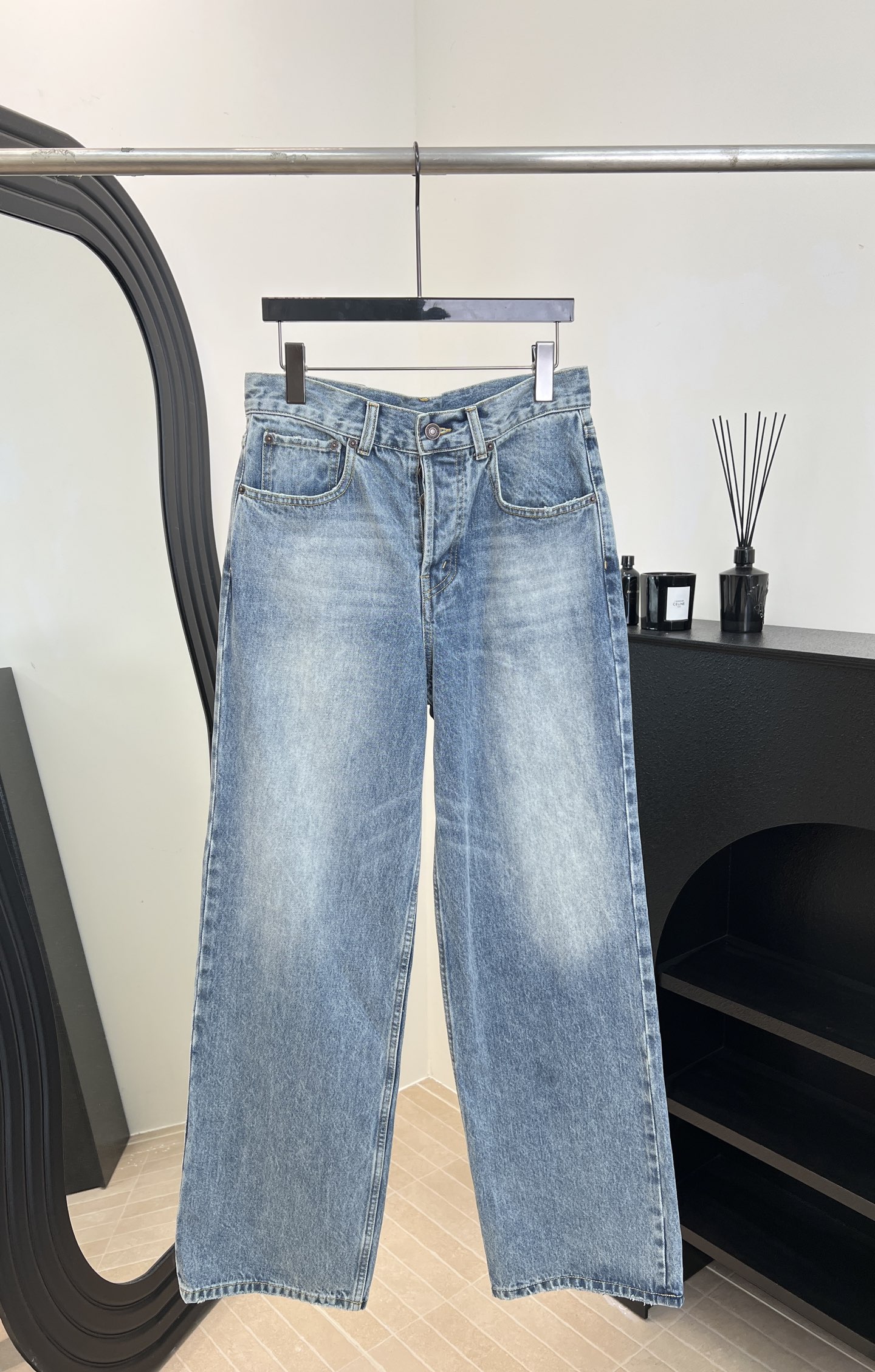 NO:605311,Celine's new autumn and winter style straight-leg jeans, classic blue washed fabric, retro whitening technology, high-waisted narrow wide-leg design, side seam details enhance three-dimensionality, casual fit, size S M L,,celine,jeans,alexander wang19860909Celine 秋冬新款 直筒牛仔裤、经典蓝色水洗面料、复古磨白工艺、高腰窄版阔腿设计、侧缝裁片细节提升立体感、休闲版型 码数S M L,,celine,jeans,alexander wang,Women's clothing