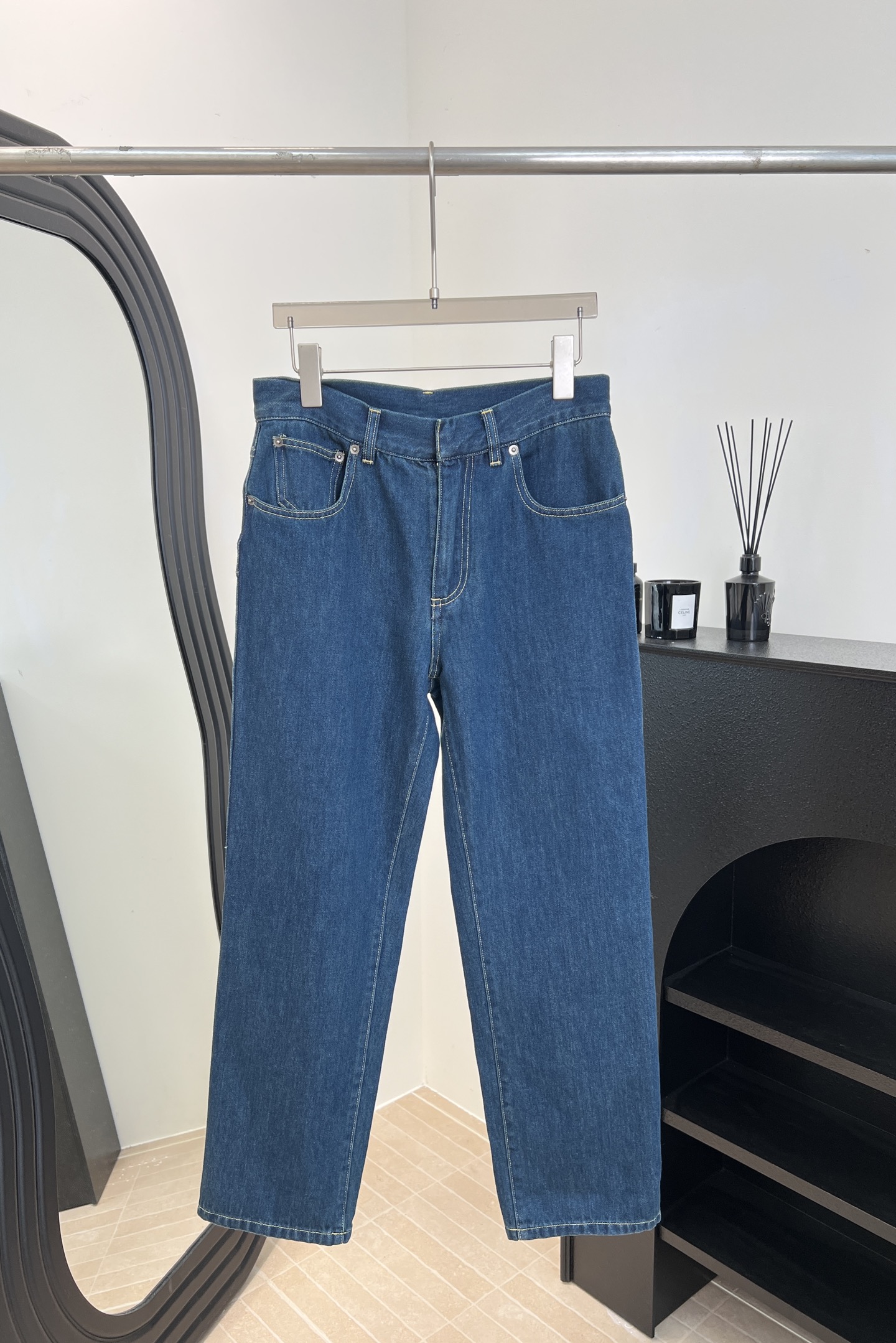 NO:605313,Dior's new autumn and winter straight jeans, 'CHRISTIAN DIOR' logo on the back pocket, super design stitching pattern on the trouser legs, casual fit, size S M L,,dior,jeans,alexander wang19860909Dior 秋冬新款 直筒牛仔裤、后袋有“CHRISTIAN DIOR”标志、裤脚拼接花纹超有设计感、休闲版型 码数S M L,,dior,jeans,alexander wang,Women's clothing