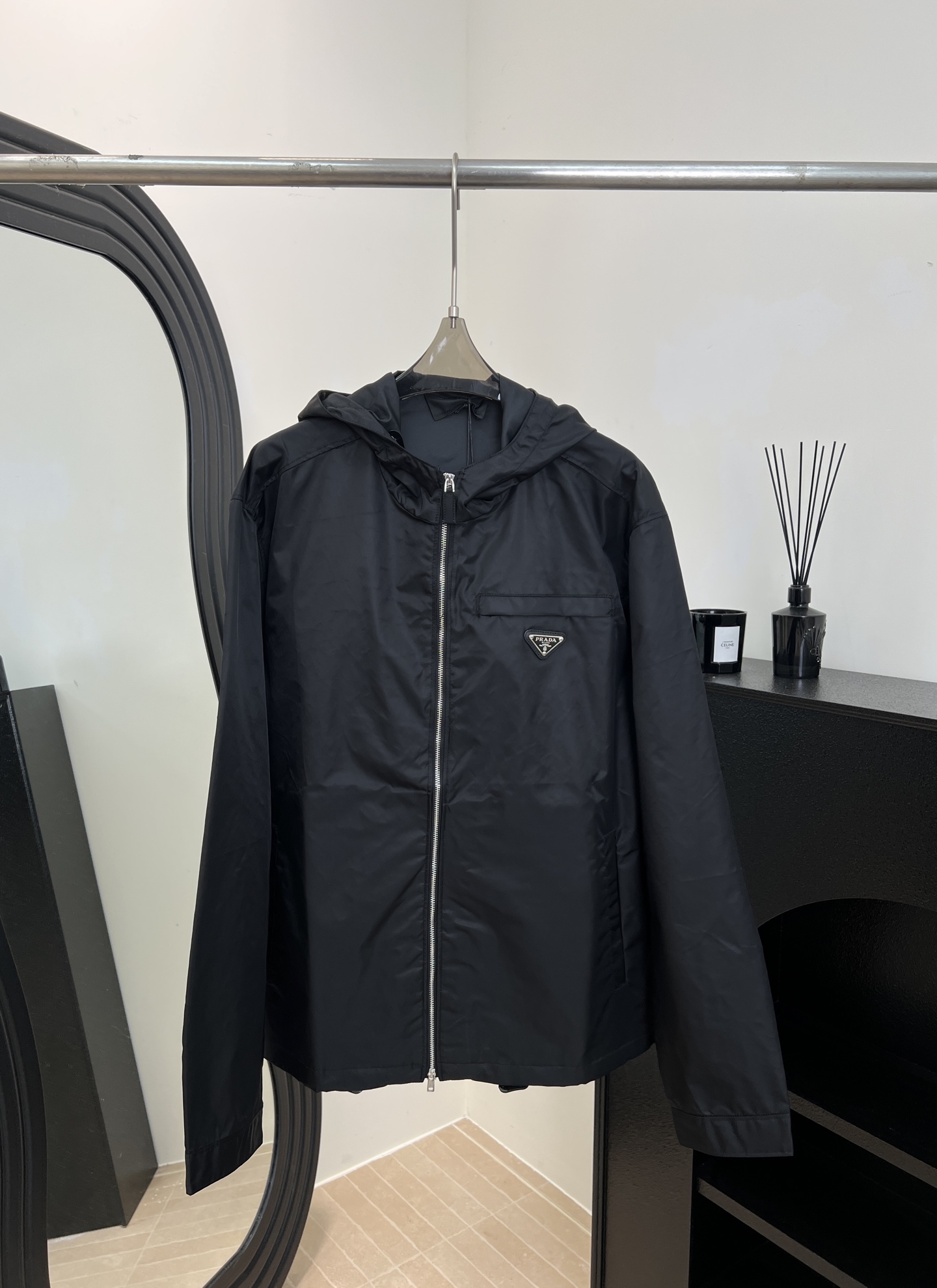 NO:606863,Prada's new autumn and winter style woven long-sleeved hooded jacket, custom blended windproof fabric, classic metal triangle logo embellishment on the chest, simple style design, metal zipper closure on the placket, drawstring design on the hem, leather logo stamp, casual fit, size S M L XL,, prada,jackets & coats,hats,alexander wang19860909Prada 秋冬新款 梭织长袖连帽外套、定制混纺防风面料、前胸金属经典三角标点缀、简约款式设计、门襟金属拉链开合、下摆抽绳设计 皮质logo章仔、休闲版型 码数S M L XL,,prada,jackets & coats,hats,alexander wang,Women's clothing