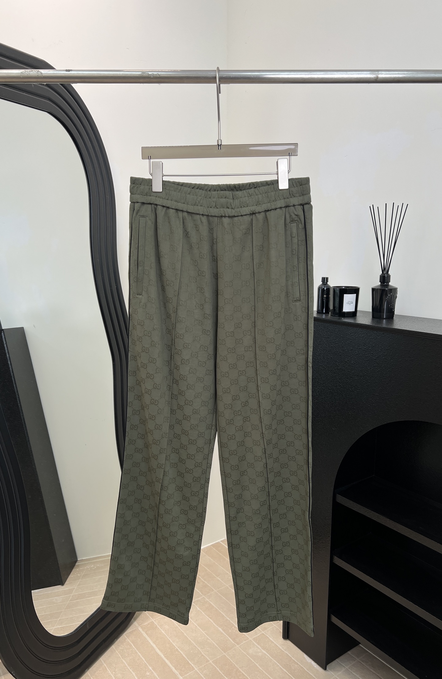 NO:606899,Men's Gucci new autumn and winter GG jacquard sweatpants, classic double G presbyopia, customized knitted fabric, soft and comfortable, drawstring elastic waist design, straight version, size S M L XL,,gucci,alexander wang19860909男款 Gucci 秋冬新款 GG提花运动裤、经典双G老花、定制针织面料、柔软舒适、抽绳松紧腰设计、直筒版型 码数S M L XL,,gucci,alexander wang,Women's clothing