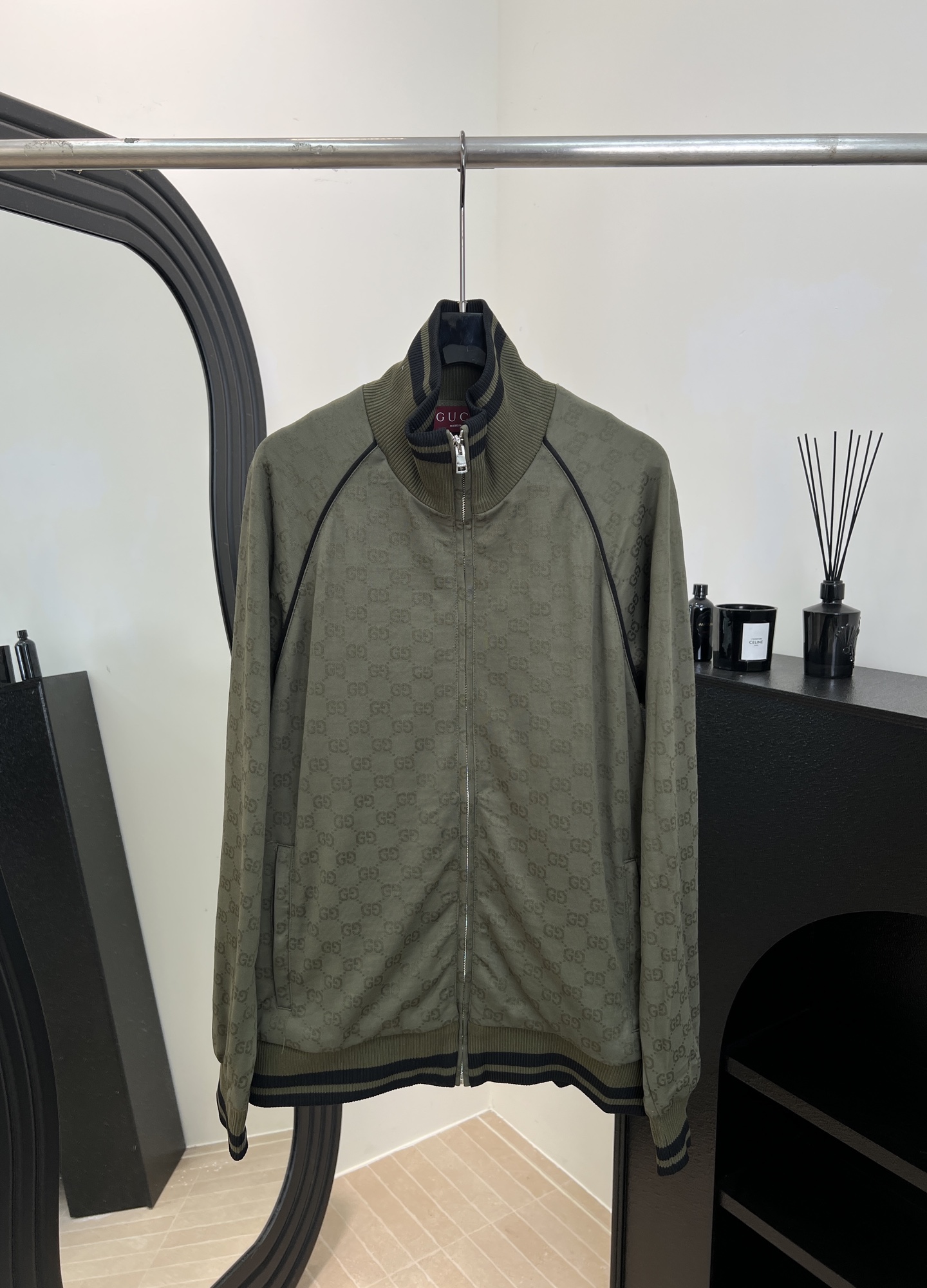 NO:606904,Gucci's new autumn and winter GG jacquard zipper sweatshirt, using classic double G pattern, custom knitted fabric is soft and comfortable, stand-up collar + full zipper design, black trim embellishment, casual fit, size S M L XL,,gucci,hoodie,sweatshirts,alexander wang19860909Gucci 秋冬新款 GG提花拉链卫衣、采用经典双G图案、定制针织面料柔软舒适、立领+全拉链设计、黑色饰边点缀、休闲版型 码数S M L XL,,gucci,hoodie,sweatshirts,alexander wang,Women's clothing