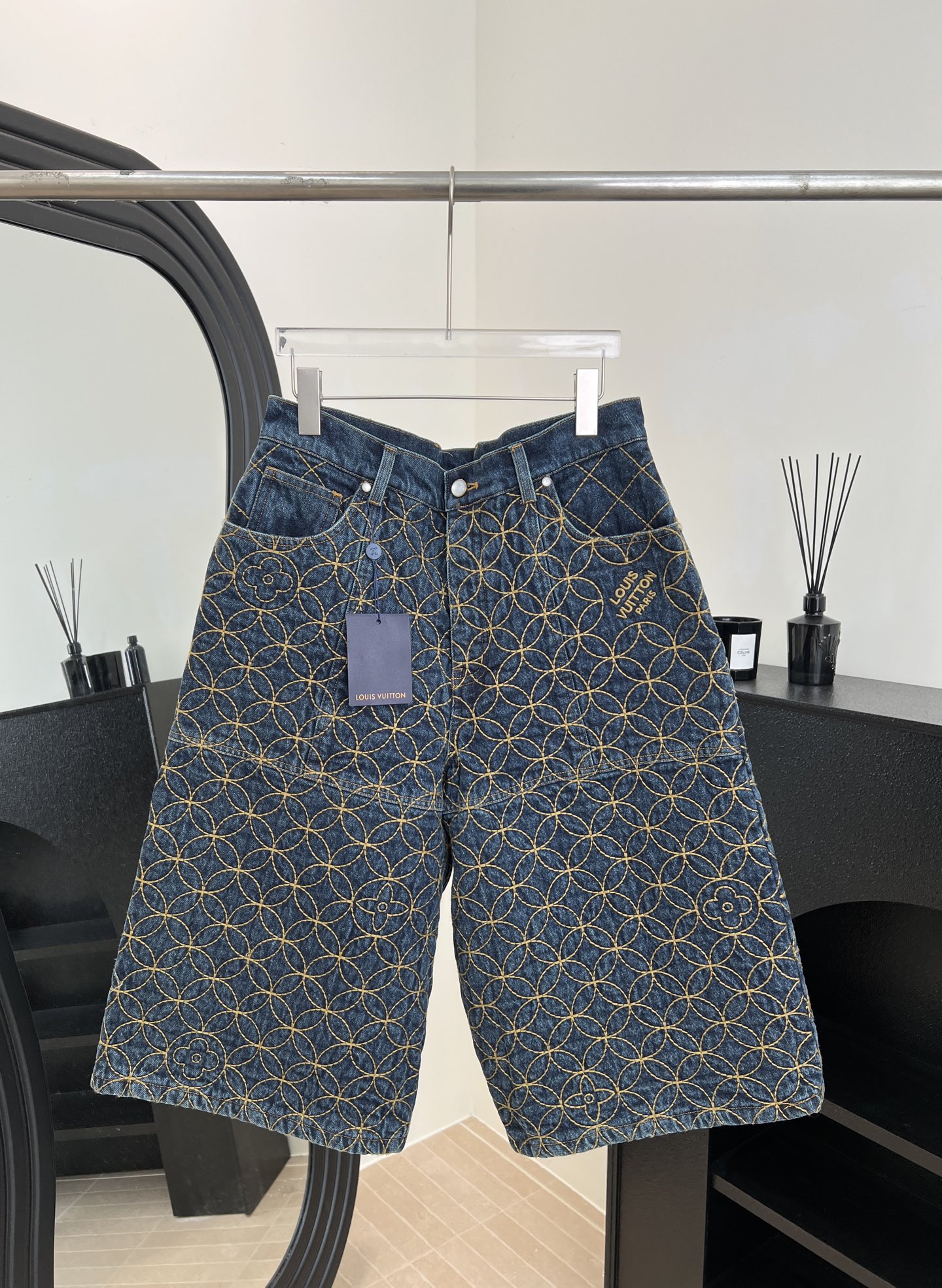 NO:655799,Men's LouisVuitton Louis Vuitton new autumn and winter embroidered cargo shorts, classic five-pocket jeans cut, equipped with pearl rivets, yarn embroidery technology showing the full Dandy Monogram pattern, nubuck leather label with embroidered logo on the left and right rear, casual fit size S M L XL,,louis vuitton,louis vuitton,shorts,jeans,alexander wang19860909男款 LouisVuitton 路易 秋冬新款 刺绣工装短裤、经典五袋牛仔裤剪裁、配有珠光铆钉、纱线刺绣工艺呈现全幅 Dandy Monogram 图案、正绒面革标签左侧和右后方饰有刺绣标识、休闲版型 码数S M L XL,,louis vuitton,louis vuitton,shorts,jeans,alexander wang,Women's clothing