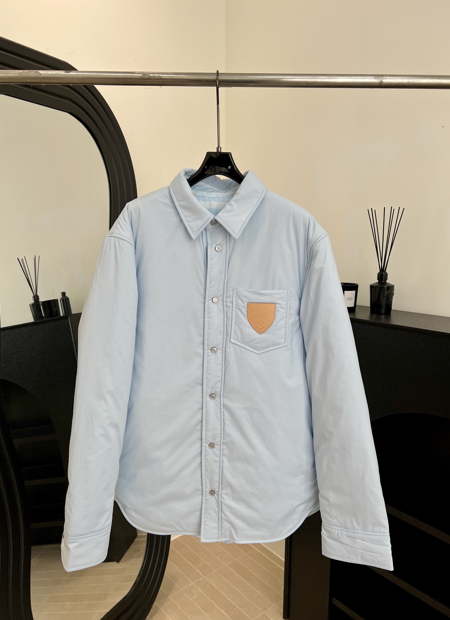 NO:606894,Men's LouisVuitton Louis Vuitton new autumn and winter double-sided long-sleeved cotton jacket style shirt, one side is decorated with LV Stripe jacquard of the same color, the other side is simple plain color, there are pleats and tabs on the back of both sides, casual fit Size S M L XL,,louis vuitton,louis vuitton,louis vuitton,jackets & coats,shirts,alexander wang19860909男款 LouisVuitton 路易 秋冬新款 双面长袖棉服夹克式衬衫、一面饰有同色系 LV Stripe 提花、另一面为简约素色、两面背部中央均有褶裥和吊袢、休闲版型 码数S M L XL,,louis vuitton,louis vuitton,louis vuitton,jackets & coats,shirts,alexander wang,Women's clothing