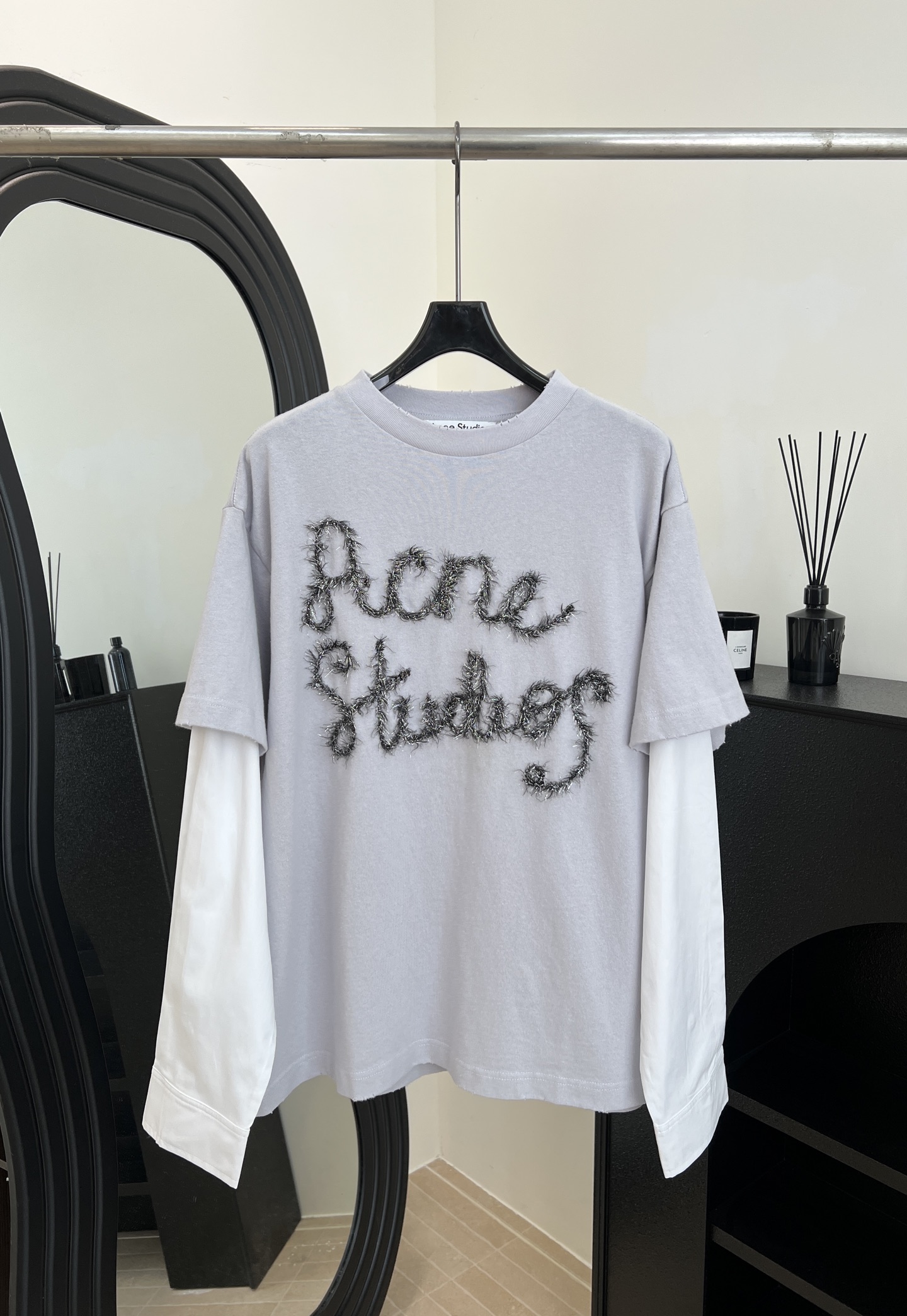 NO:606869,Acne Studios autumn and winter new style fake two-piece long-sleeved T-shirt with embroidered letters, made of soft cotton fabric, black three-dimensional embroidered letters on the front, casual fit, same style for men and women, size S M L,,acne studios,dior,tees,t-shirt,alexander wang19860909Acne Studios 秋冬新款 假两件刺绣字母长袖T恤、采用柔软棉质面料、正面黑色立体刺绣字母、休闲版型,男女同款 码数S M L,,acne studios,dior,tees，t-shirt,alexander wang,Women's clothing