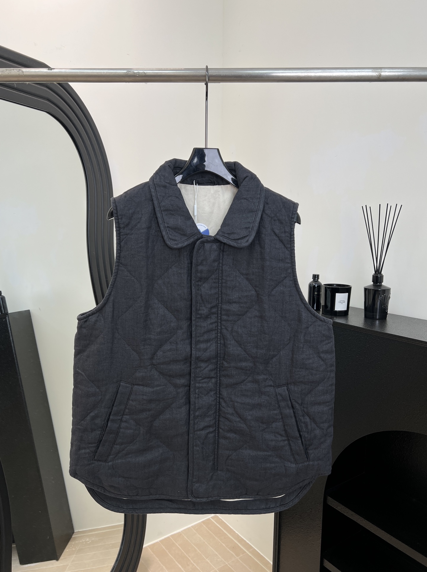 NO:606913,Brand Autumn and Winter New Linen Gourd Check Quilted Vest, Peter Pan Collar Design Super Retro, Two Front Flap Pockets, Casual Fit Size S M L,,alexander wang19860909品牌 秋冬新款 亚麻葫芦格绗缝马甲、彼得潘领设计超复古、正面两个翻盖口袋、休闲版型 码数S M L,,alexander wang,Women's clothing