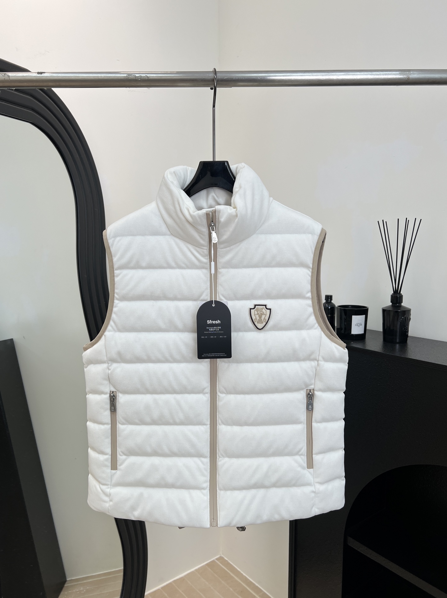 NO:606921,Comes with dust bag Brunello Cucinelli BC new fall and winter stand-up collar down vest, filled with 90% goose down, fine quilting on the outer layer, stand-up collar design for intimate neck protection, casual fit Size S M L,, brunello cucinelli, down jacket, alexander wang19860909配防尘袋 Brunello Cucinelli BC 秋冬新款 立领羽绒马甲、采用90鹅绒填充、外层细腻绗缝、立领设计贴心护颈、休闲版型 码数S M L,,brunello cucinelli,down jacket,alexander wang,Women's clothing