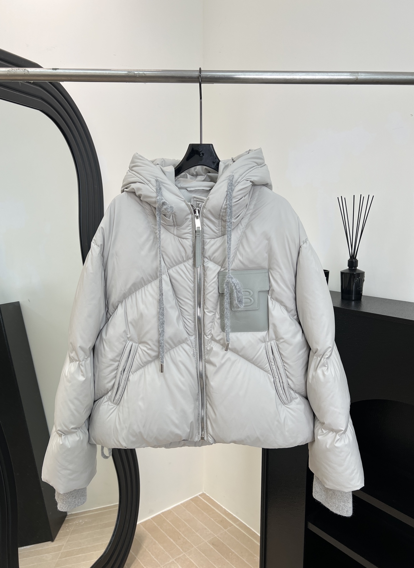 NO:606930,Comes with dust bag BOTTICELLI new autumn and winter gray hooded bread down jacket, filled with high-quality white duck down, soft and fluffy, with patchwork pockets on the chest, casual fit, size S M L,,bottega veneta,down jacket,hats,alexander wang19860909配防尘袋 BOTTICELLI 秋冬新款 灰色连帽面包羽绒服、填充高品质白鸭绒、柔软蓬松度高、胸前有拼皮口袋、休闲版型 码数S M L,,bottega veneta,down jacket,hats,alexander wang,Women's clothing
