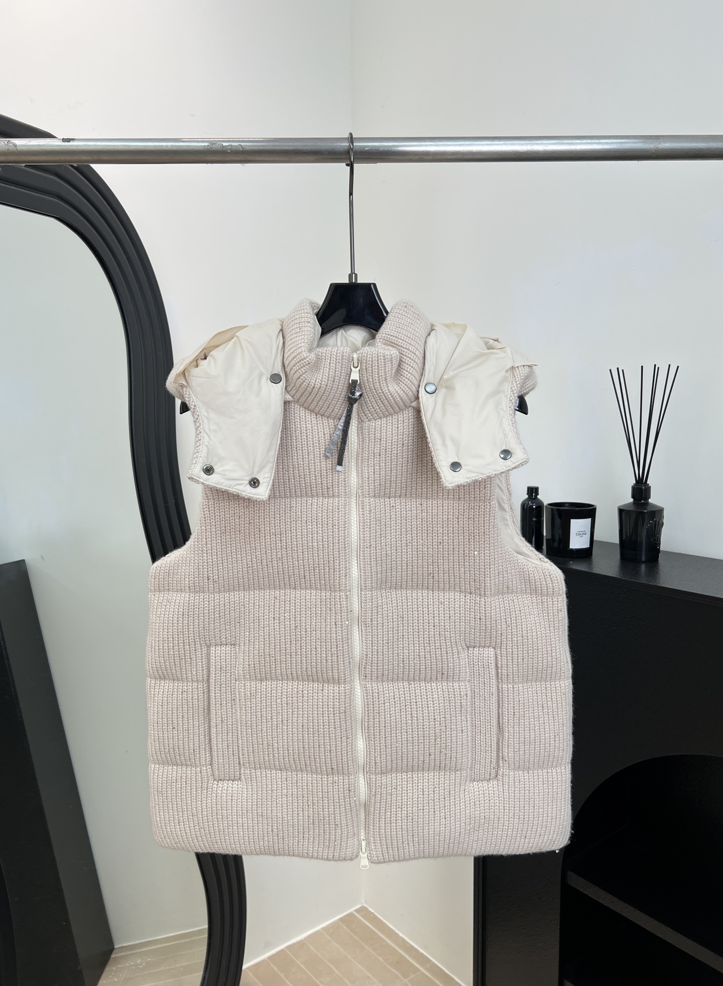 NO:655758,Comes with dust bag Brunello Cucinelli BC new autumn and winter wool hooded goose down vest, the outer layer is wool knitted soft and warm, the inside is filled with goose down fabric, the drawstring design can be adjusted freely, casual fit, size S M L,, brunello cucinelli, hats, alexander wang19860909配防尘袋Brunello Cucinelli BC 秋冬新款 羊毛连帽鹅绒马甲、外层是羊毛针织柔软又保暖、内里填充鹅绒面料、抽绳设计可自由调节、休闲版型 码数S M L,,brunello cucinelli,hats,alexander wang,Women's clothing