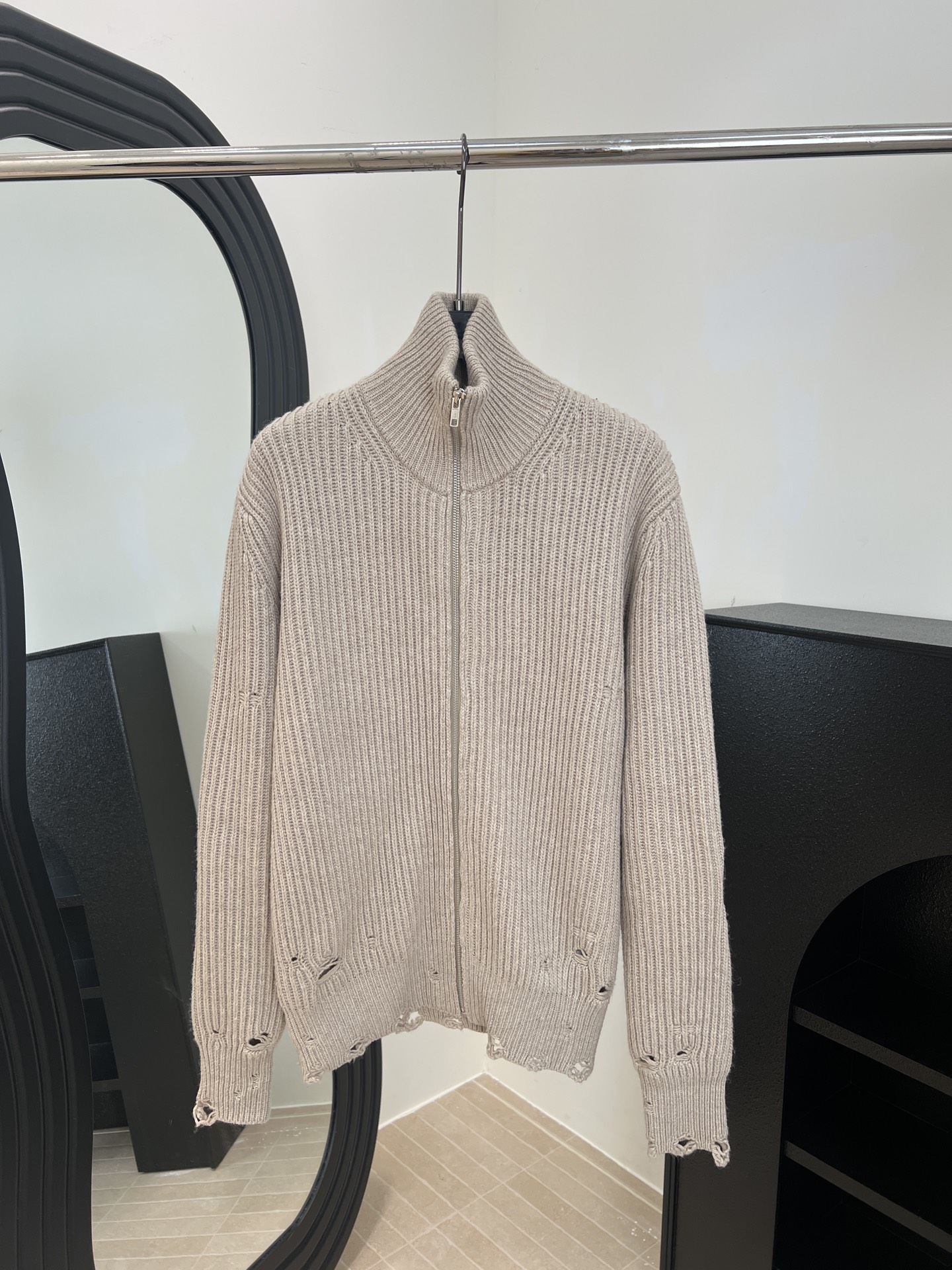 NO:655751,Maison Margiela MM6 new autumn and winter high-neck wool knitted cardigan, sleeves and elbows spliced ​​with black calfskin, irregular hole design at the hem, casual fit, size S M L,,masion margiela,cowhide,alexander wang19860909Maison Margiela MM6 秋冬新款 高领羊毛针织开衫、袖肘拼接黑色小牛皮、下摆不规则破洞设计、休闲版型 码数S M L,,masion margiela,cowhide,alexander wang,Women's clothing