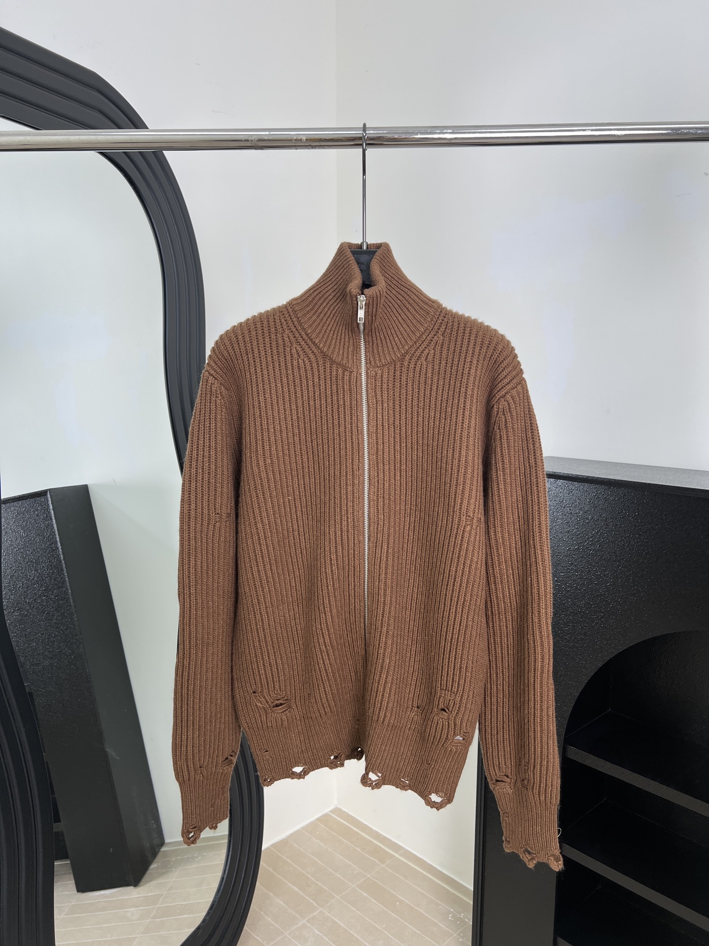 NO:606934,Maison Margiela MM6 new autumn and winter high-neck wool knitted cardigan, sleeves and elbows spliced ​​with black calfskin, irregular hole design at the hem, casual fit, size S M L,,masion margiela,cowhide,alexander wang19860909Maison Margiela MM6 秋冬新款 高领羊毛针织开衫、袖肘拼接黑色小牛皮、下摆不规则破洞设计、休闲版型 码数S M L,,masion margiela,cowhide,alexander wang,Women's clothing