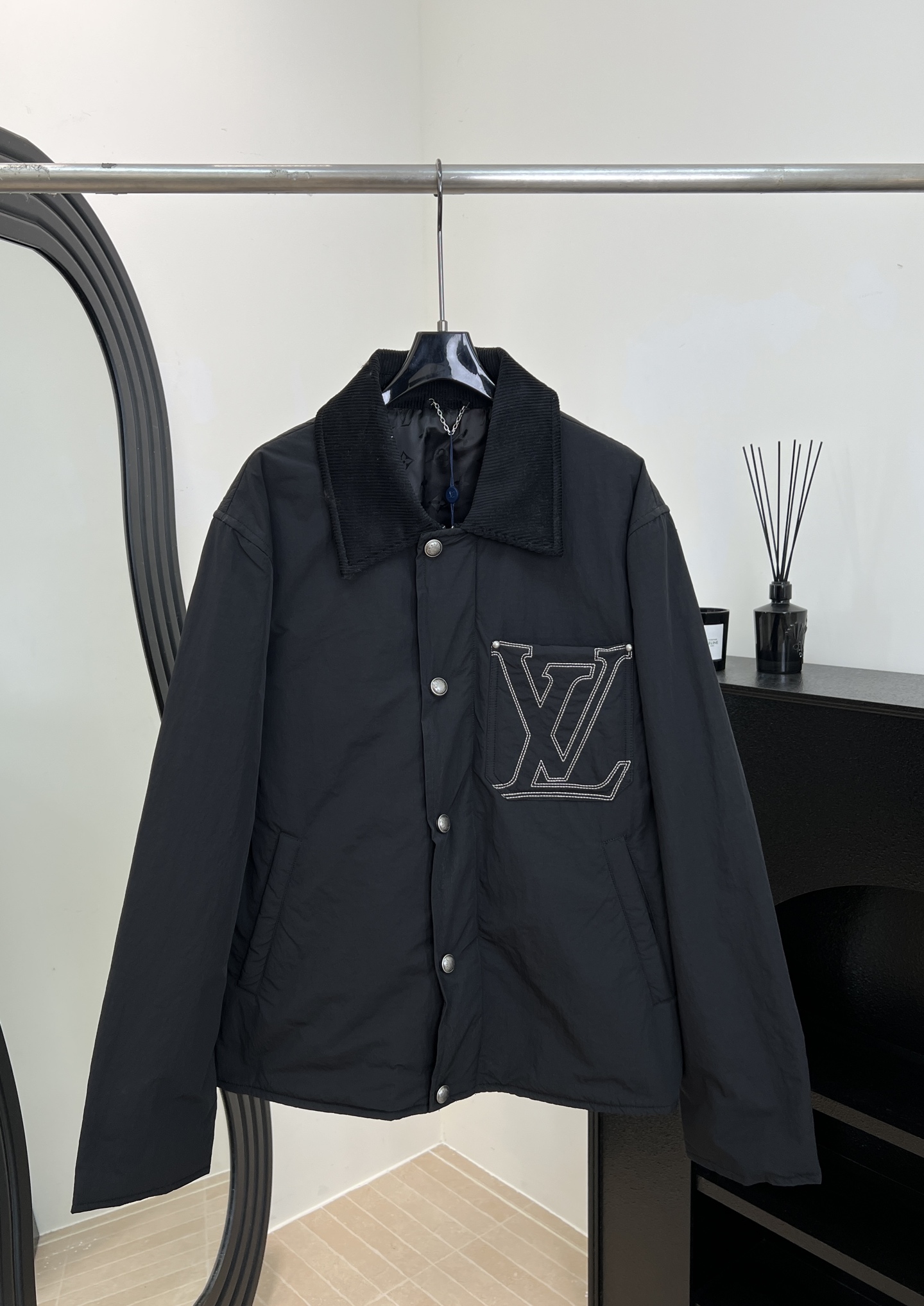 NO:606944,Men's LouisVuitton Louis Vuitton new autumn and winter lapel long-sleeved woven workwear jacket, with corduroy collar, water-repellent nylon blended body, quilted lining that combines function and warmth, LV embroidery echoes on the chest pocket, Marque L.Vuitton Déposée leather patch on the back, zipper front with snap buttons, casual style, size S M L XL,, Louis Vuitton, Louis  vuitton,louis vuitton,jackets & coats,alexander wang19860909男款LouisVuitton 路易 秋冬新款 翻领长袖梭织工装外套、搭配灯芯绒衣领、防泼水锦纶混纺衣身、绗缝内里兼顾功能与保暖、胸袋的 LV 刺绣呼应、背面的Marque L.Vuitton Déposée 皮革贴饰、拉链前襟搭配按扣、休闲款式 码数S M L XL,,louis vuitton,louis vuitton,louis vuitton,jackets & coats,alexander wang,Women's clothing