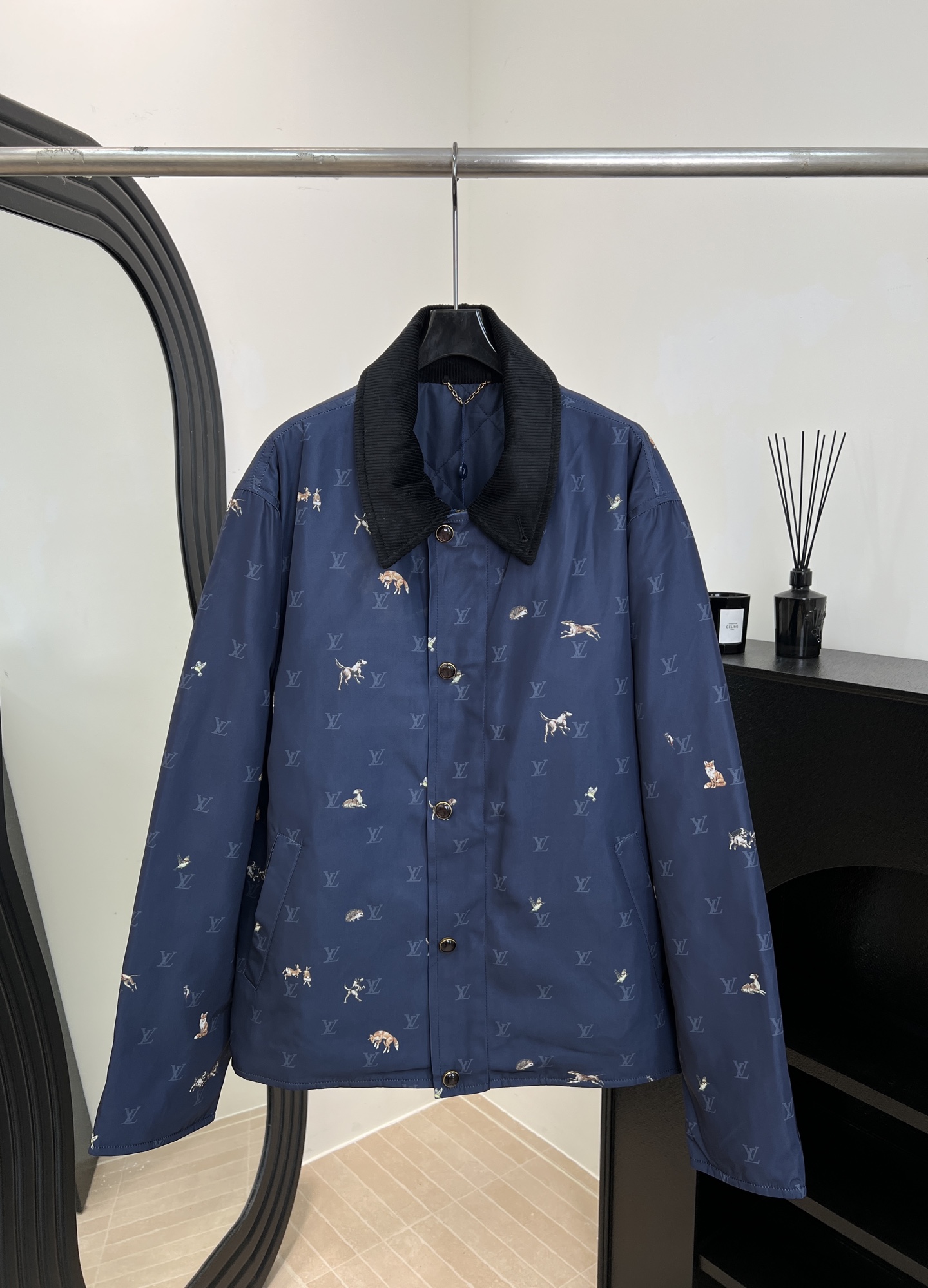 NO:606950,Men's LouisVuitton autumn and winter new animal embroidered quilted cotton jacket, made of technical fabrics, with a soft corduroy collar and warm quilted lining, fully decorated with LV Blason prints, fox and rabbit and other animal patterns, casual fit, size S M L  wang19860909男款LouisVuitton 路易 秋冬新款 动物刺绣绗缝棉服夹克外套、采用科技面料、搭配柔软的灯芯绒衣领与温暖的绗缝内衬、衣身满饰 LV Blason 印花、狐与兔等动物图案、休闲版型 码数S M L XL,,louis vuitton,louis vuitton,louis vuitton,jackets & coats,jackets & coats,alexander wang,Women's clothing