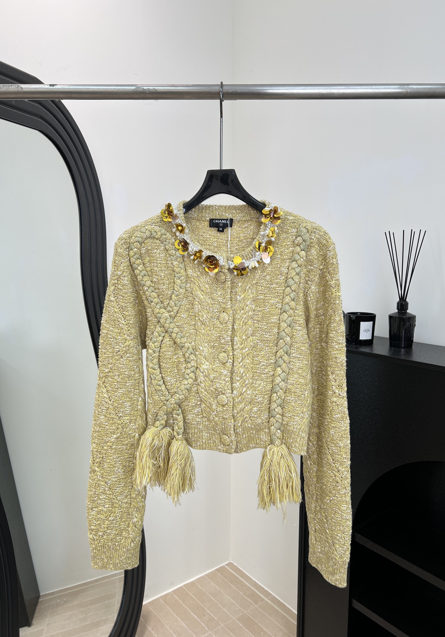 NO:606923,LeFame's new autumn and winter style floral beaded tassel knitted jacket, with three-dimensional cable texture, exquisite floral beading on the collar, tassel design on the cuffs and hem, casual fit, size S M L,,jackets & coats,alexander wang19860909LeFame 拉飞姆 秋冬新款 花朵钉珠流苏针织外套、采用立体绞花纹理、领口点缀精致花朵钉珠、袖口和下摆流苏设计、休闲版型 码数S M L,,jackets & coats,alexander wang,Women's clothing