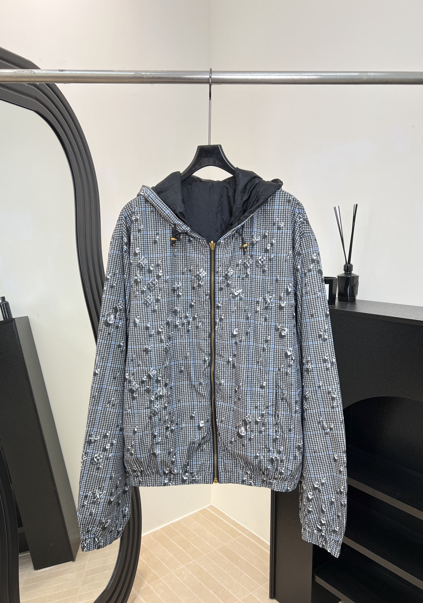 NO:622013,LouisVuitton Louis' new autumn and winter reversible hooded long-sleeved jacket, MONOGRAM reversible windproof jacket, Waterdrop print consists of Monogram logo, turned into a raindrop effect pattern, the other side is black low-key design, supplemented by low-key Monogram jacquard of the same color, elastic belt waist and hem, same size for men and women, S M L XL,, louis vuitton, louis vuitton, jackets & coats, jackets &  coats,hats,alexander wang19860909LouisVuitton 路易 秋冬新款 双面穿连帽长袖外套、MONOGRAM 双面防风夹克、Waterdrop 印花由Monogram标识组成、化作雨滴效果图案、另一面黑色低调设计、辅以低调的同色Monogram提花、弹力带腰围和下摆、男女同款 码数S M L XL,,louis vuitton,louis vuitton,jackets & coats,jackets & coats,hats,alexander wang,Women's clothing