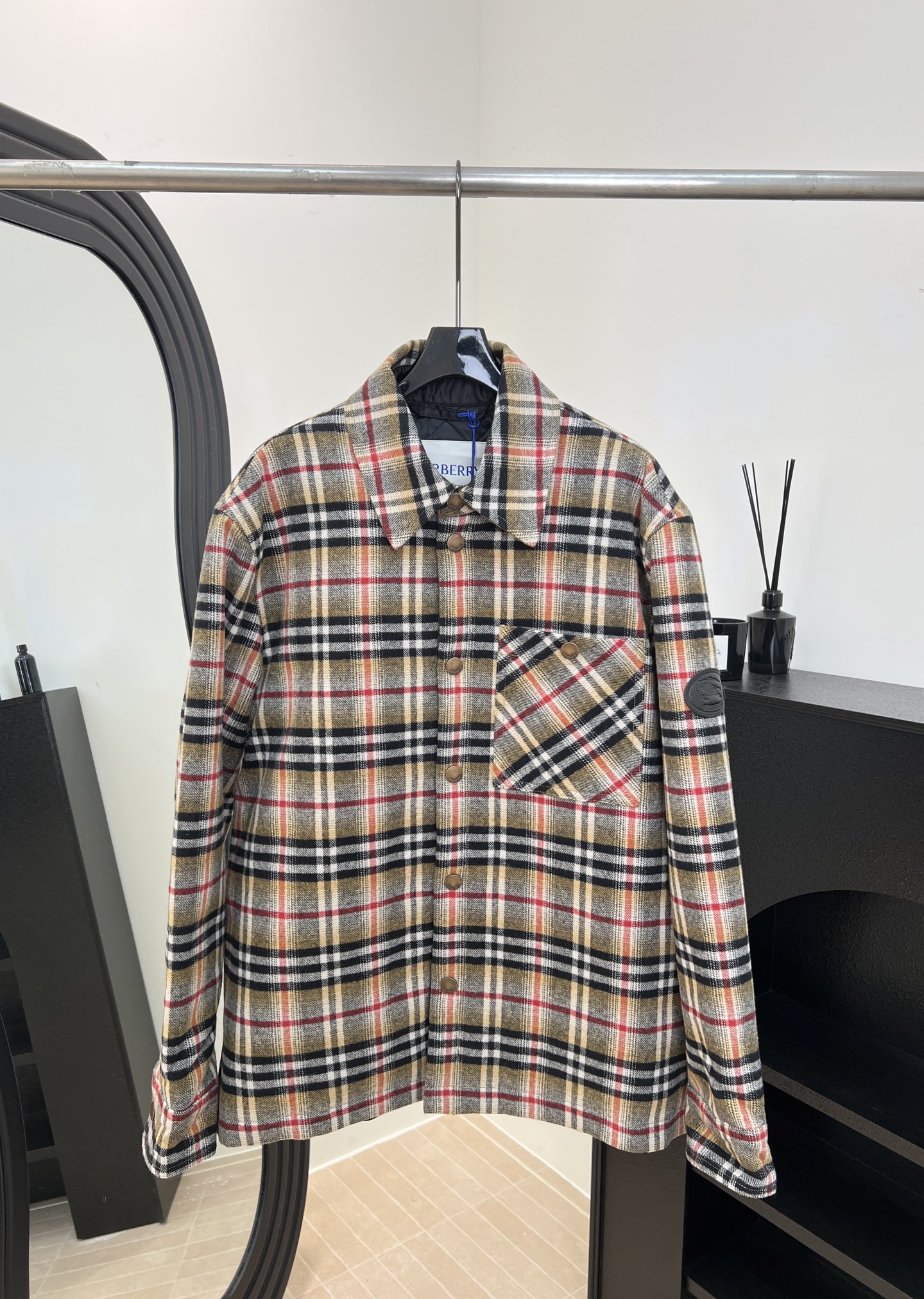 NO:622023,Burberry autumn and winter new style plaid long-sleeved lapel cotton jacket, classic vintage plaid counter-top tailoring, distressed metal engraved buttons, snap-button placket and snap-button pockets on the chest, black war horse patch on the sleeves, quilted lining, black silk lining, size S M L XL,, burberry, alexander wang19860909Burberry 秋冬新款 格纹长袖翻领棉服、经典vintage格纹对位剪裁、做旧金属刻字纽扣、按扣纽开合门襟前胸按扣口袋、衣袖黑色战马章仔点缀、内里夹棉 黑色丝质内衬 码数S M L XL,,burberry,alexander wang,Women's clothing