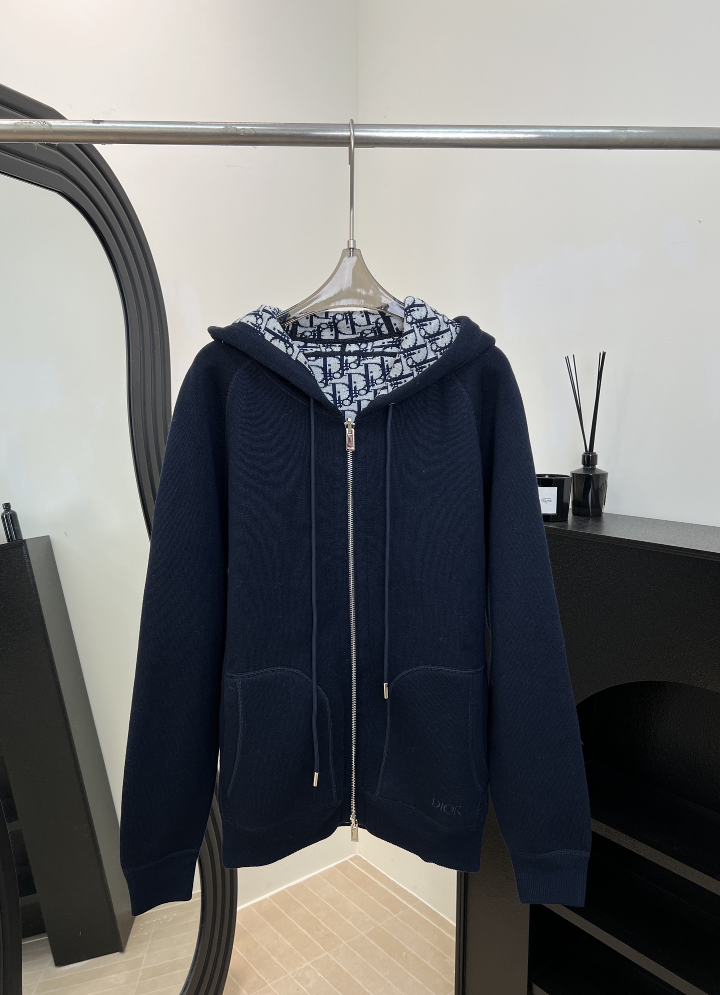 NO:622028,DIOR's new early autumn double-sided hooded zipper cardigan, gray cashmere blended knitted fabric Oblique print, front zipper closure, with ribbed hem and cuffs. One side is gray, the other side is decorated with classic Oblique print, loose fit, same size for men and women, size S M L,, dior, hats, alexander wang19860909DIOR 早秋新款 双面连帽拉链开衫、灰色山羊绒混纺针织面料 Oblique 印花、正面拉链开合,搭配罗纹底边和袖口.一面为灰色,另一面饰有经典的 Oblique 印花、宽松版型 男女同款 码数S M L,,dior,hats,alexander wang,Women's clothing