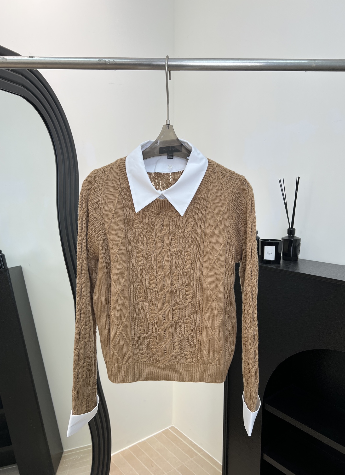 NO:622033,MARYLING's new autumn and winter style patchwork cable knit sweater, classic cable texture, white peak lapel splicing, fake two-piece layering, ribbed cuffs and hem, casual fit, size S M L,,alexander wang19860909MARYLING 秋冬新款 拼接绞花针织衫、经典绞花纹理、白色尖角翻领拼接、假两件层次感、袖口和下摆罗纹收口、休闲版型 码数S M L,,alexander wang,Women's clothing