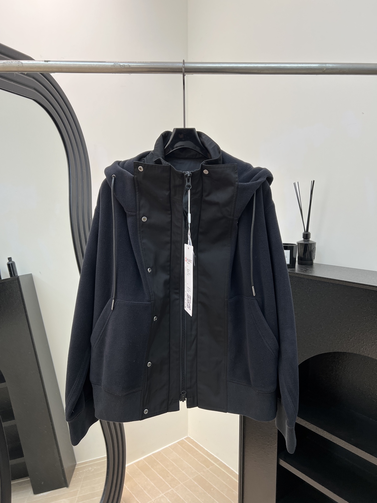 NO:622038,Sacai's new fall and winter style patchwork hooded jacket, patchwork cut stand collar with drawstring hood, two-way zipper and snap button front, waist patch pockets, ribbed knit hem and cuffs, casual fit, size S M L,,jackets & coats,jackets & coats,hats,alexander wang19860909Sacai 秋冬新款 拼接连帽夹克外套、拼接剪裁立领附有抽绳兜帽、双向拉链和按扣前襟、腰部贴袋罗纹针织下摆和袖口、休闲版型 码数S M L,,jackets & coats,jackets & coats,hats,alexander wang,Women's clothing