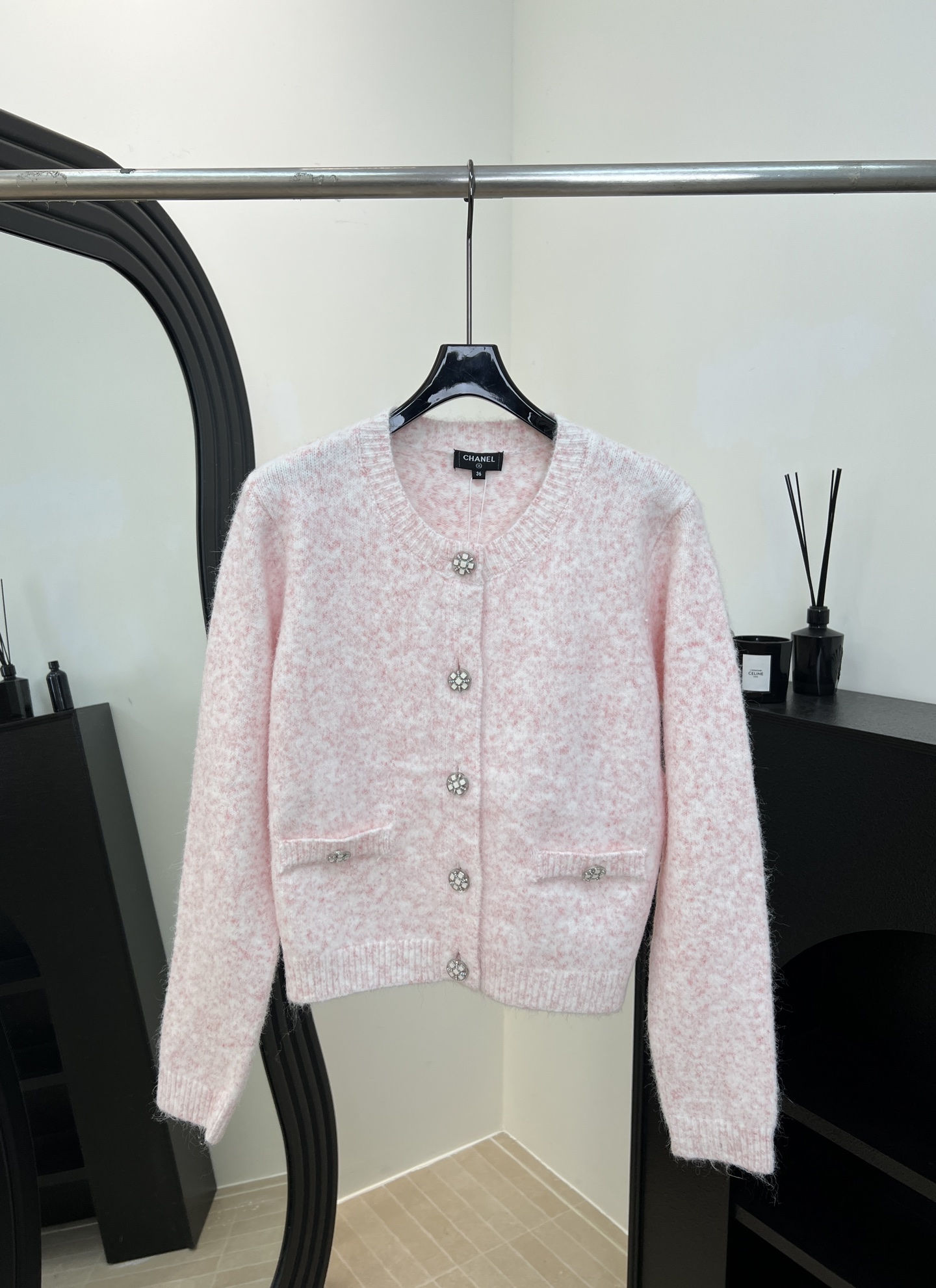 NO:622043,ChaneI Xiaoxiang new autumn and winter pink small floral knitted cardigan, made of wool blend, soft and warm, single row diamond button design, two decorative pockets, casual fit, size S M L,,chanel,alexander wang19860909ChaneI 小香 秋冬新款 粉色小碎花针织开衫,采用羊毛混纺、柔软又保暖、单排钻石纽扣设计、两个装饰口袋、休闲版型 码数S M L,,chanel,alexander wang,Women's clothing