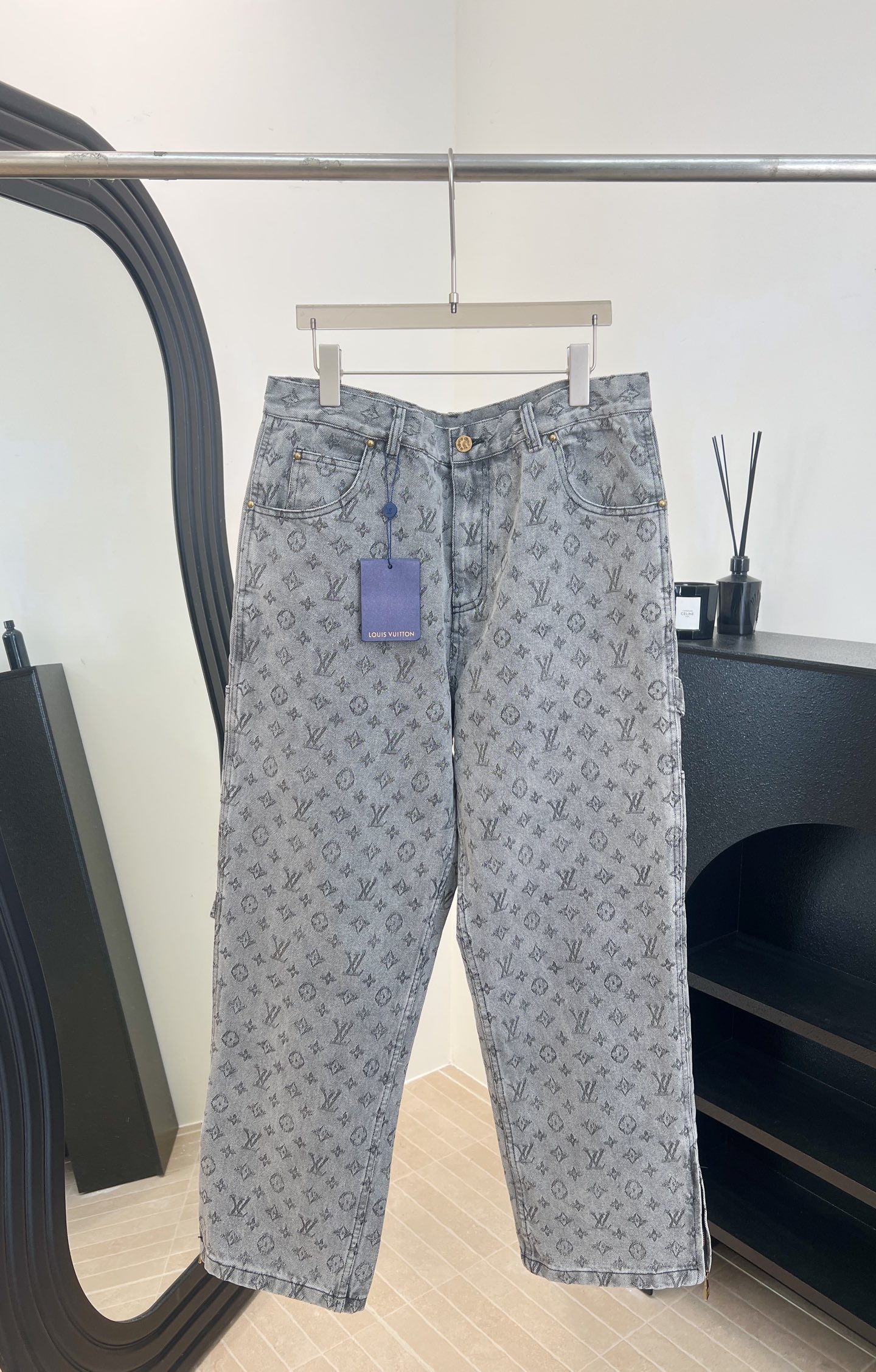 NO:622056,Men's LouisVuitton Louis Vuitton's new autumn and winter heavy-duty denim overalls trousers, distressed washed, classic Monogram element embellishment, matched with lvse leather label, washed denim fabric to create a loose fit, seasonal sharp corner pockets with zippered trousers, casual style, no matter who wears it, size SM L XL,,louis vuitton,louis vuitton,louis vuitton,alexander wang19860909男款 LouisVuitton 路易 秋冬新款 重工牛仔工装长裤、做旧水洗、经典Monogram元素点缀、搭配lvse皮牌标签、水洗单宁面料营造宽松版型、当季尖角口袋搭配拉链裤脚、休闲款式 不挑人穿 码数ＳM L XL,,louis vuitton,louis vuitton,louis vuitton,alexander wang,Women's clothing