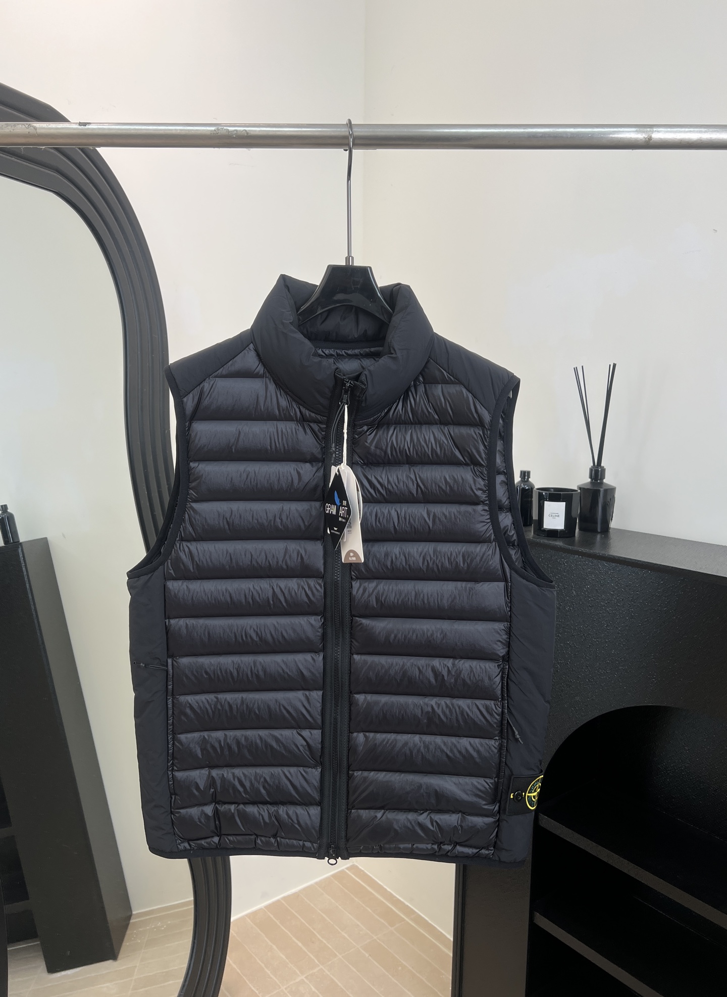 NO:622063,Comes with dust bag STONE ISLAND New model for autumn and winter solid color stand-up collar zipper sleeveless down vest, made of recycled nylon fabric, with a unique glossy surface, seamless technology to make the down more sealed and warm, filled with 90 white goose down, light and warm, casual fit, same size for men and women, size S M L XLXXL,, down jacket, alexander wang19860909配防尘袋 STONE ISLAND 石头岛 秋冬新款 纯色立领拉链无袖羽绒马甲 、采用再生尼龙面料、表面有独特光泽感、无接缝工艺让羽绒更密封保暖、填充90白鹅绒、轻盈又暖和、休闲版型、男女同款 码数S M L XLXXL,,down jacket,alexander wang,Women's clothing