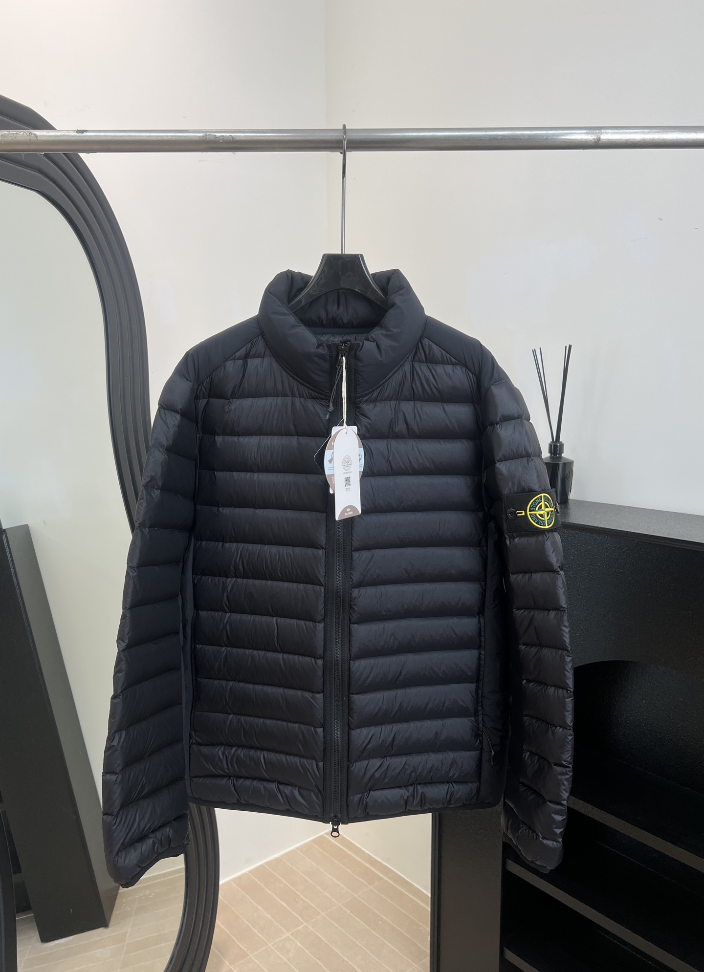 NO:622067,Equipped with dust bag STONE ISLAND Stone Island's new autumn and winter solid color stand-up collar zipper down jacket, made of recycled nylon fabric, with a unique luster on the surface, no seam technology to make the down more sealed and warm, filled with 90 white goose down, light and warm, casual fit, same size for men and women. Size S M L XLXXL,,jackets & coats,down jacket,alexander wang19860909配防尘袋 STONE ISLAND 石头岛 秋冬新款 纯色立领拉链羽绒外套 、采用再生尼龙面料、表面有独特光泽感、无接缝工艺让羽绒更密封保暖、填充90白鹅绒、轻盈又暖和、休闲版型、男女同款 码数S M L XLXXL,,jackets & coats,down jacket,alexander wang,Women's clothing