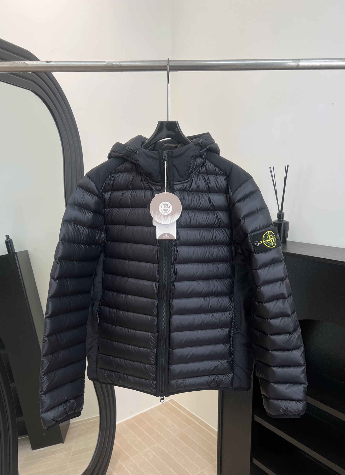 NO:622070,Comes with dust bag STONE ISLAND New model for autumn and winter Solid color hooded zipper down jacket, made of recycled nylon fabric, with a unique luster on the surface, no seam technology to make the down more sealed and warm, filled with 90 white goose down, light and warm, casual fit, same size for men and women Size S M L XLXXL,, down jacket, hats, alexander wang19860909配防尘袋 STONE ISLAND 石头岛 秋冬新款 纯色连帽拉链羽绒服、采用再生尼龙面料、表面有独特光泽感、无接缝工艺让羽绒更密封保暖、填充90白鹅绒、轻盈又暖和、休闲版型、男女同款 码数S M L XLXXL,,down jacket,hats,alexander wang,Women's clothing