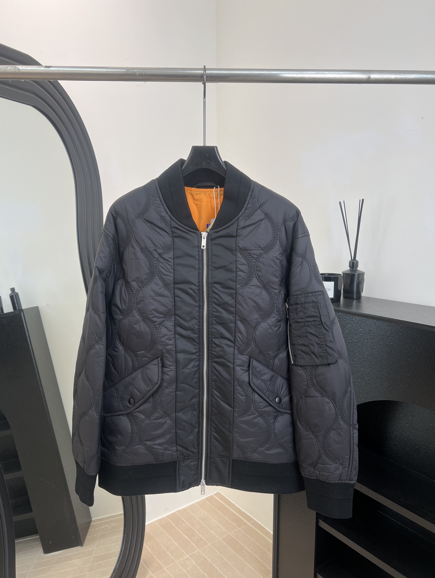 NO:622074,TOGA VIRILIS autumn and winter new 3M cotton baseball collar flight jacket, streamlined two-way zipper placket design, the exclusive three-dimensional pencil case shape of the MA-1 jacket is restored on the sleeve arms, the inner and outer panels of the placket are spliced ​​with twill thick nylon, which contrasts with the glossy thin nylon of the body, casual fit size S M L XLXXL,,jackets & coats,alexander wang19860909TOGA VIRILIS 秋冬新款 3M棉棒球领飞行服棉衣夹克、精简的双向拉链门襟设计、袖臂上还原了MA-1夹克专属的立体笔袋造型、门襟的内外挂面拼接了斜纹的厚质尼龙、与大身的光面薄尼龙形成对比碰撞、 休闲版型 码数S M L XLXXL,,jackets & coats,alexander wang,Women's clothing