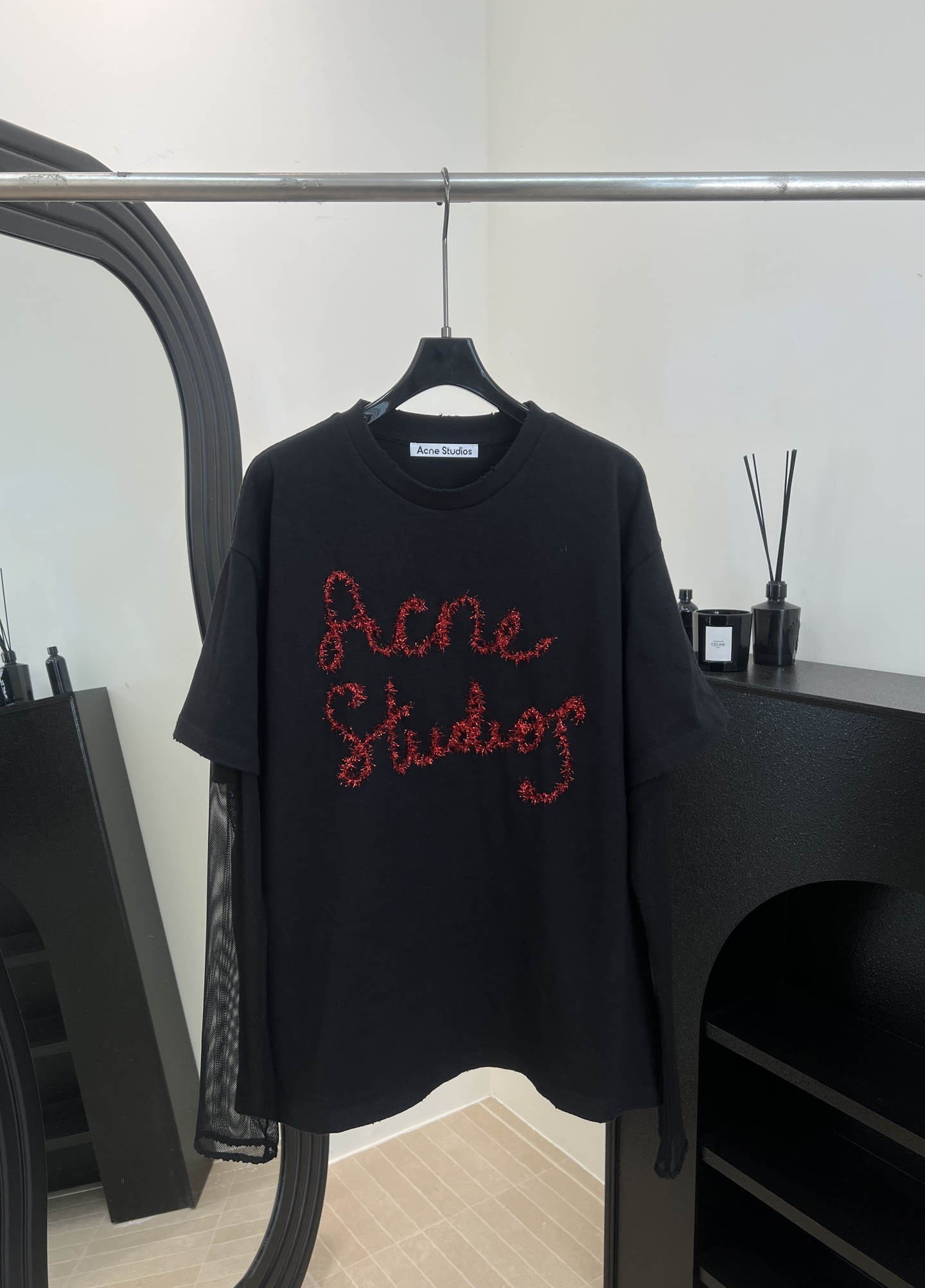 NO:622077,Acne Studios autumn and winter new style, retro effect layered fake two-piece logo long-sleeved T-shirt, red sequined logo on the chest is super eye-catching, sleeves are spliced ​​with lace, casual fit, size S M L,,acne studios,dior,tees,t-shirt,alexander wang19860909Acne Studios 秋冬新款 复古效果分层假两件徽标长袖T恤、胸前红色亮片Logo超吸睛、袖子拼接蕾丝、休闲版型 码数S M L,,acne studios,dior,tees，t-shirt,alexander wang,Women's clothing