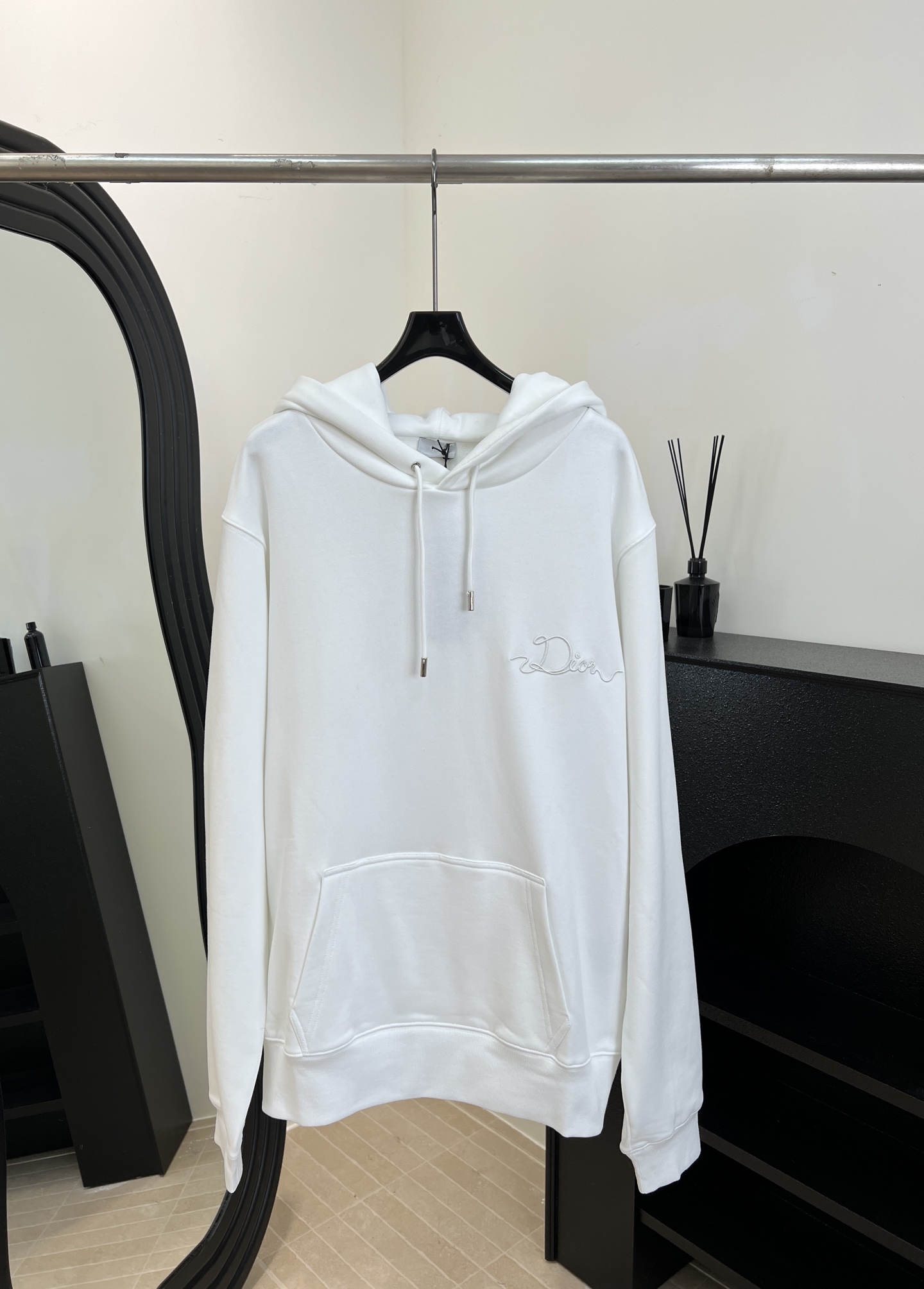 NO:623180,Dior's new autumn and winter knitted hooded long-sleeved sweatshirt, decorated with Dior Ribbon logo, customized cotton fleece fabric, decorated with kangaroo pockets, with ribbed cuffs and hem, casual silhouette, decorated with Dior Ribbon embroidery on the chest and back, same size for men and women, size S M L XL,, dior, hoodie, sweatshirts, hats, alexander wang19860909Dior 秋冬新款 针织连帽长袖卫衣、饰以 Dior Ribbon 标志、定制棉质起绒面料、饰以袋鼠式口袋、搭配罗纹袖口和底边、休闲廓形剪裁、胸前和背部饰以 Dior Ribbon 刺绣、男女同款 码数S M L XL,,dior,hoodie,sweatshirts,hats,alexander wang,Women's clothing