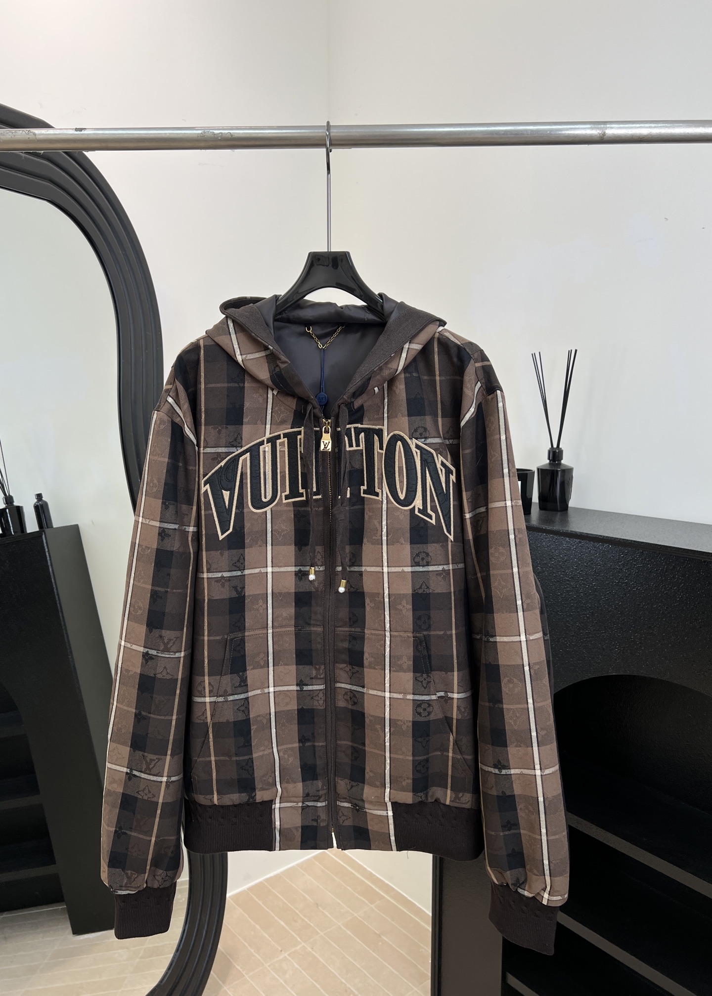 NO:623175,LouisVuitton Louis' new autumn and winter style hooded plaid long-sleeved jacket, customized cotton-wool blended fabric, seasonal Monogram plaid jacquard, Vuitton felt patches on the chest, hood with beaded drawstring ends, ribbed cuffs and hem, tonal logo lining, metal zipper closure, kangaroo pocket, unisex size S M L XL,,louis vuitton,louis vuitton,jackets  & coats,hats,alexander wang19860909LouisVuitton 路易 秋冬新款 连帽格纹长袖外套、订制棉毛混纺面料、铺陈当季 Monogram 格纹提花、Vuitton 毛毡贴饰栖身胸前、兜帽配有珠饰抽绳端头、罗纹袖口和下摆、同色系标识内衬、金属拉链开合 袋鼠口袋、男女同款 码数S M L XL,,louis vuitton,louis vuitton,jackets & coats,hats,alexander wang,Women's clothing
