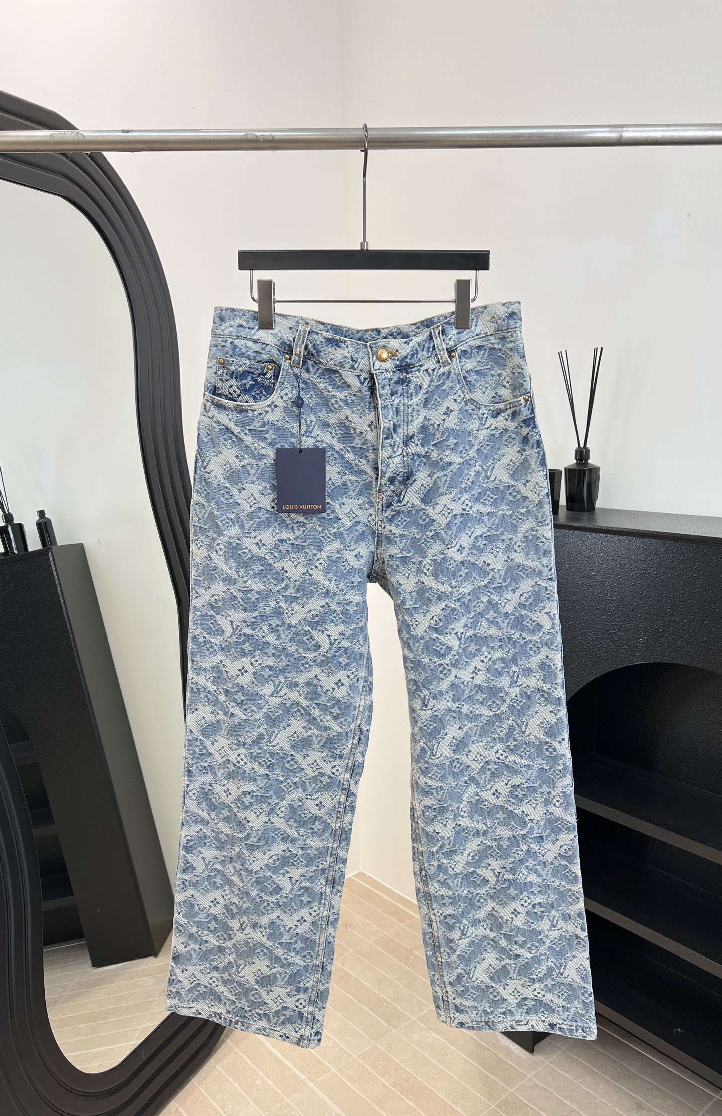 NO:623194,Men's LouisVuitton Louis' new autumn and winter jacquard denim trousers, using three-dimensional jacquard technology, classic presbyopic patterns woven directly into the denim, retro gold buttons, straight version, size S M L XL,, louis vuitton, louis vuitton, alexander wang19860909男款 LouisVuitton 路易 秋冬新款 提花牛仔长裤、采用立体提花工艺,经典老花图案直接织入丹宁布、复古金色纽扣、直筒版型 码数S M L XL,,louis vuitton,louis vuitton,alexander wang,Women's clothing