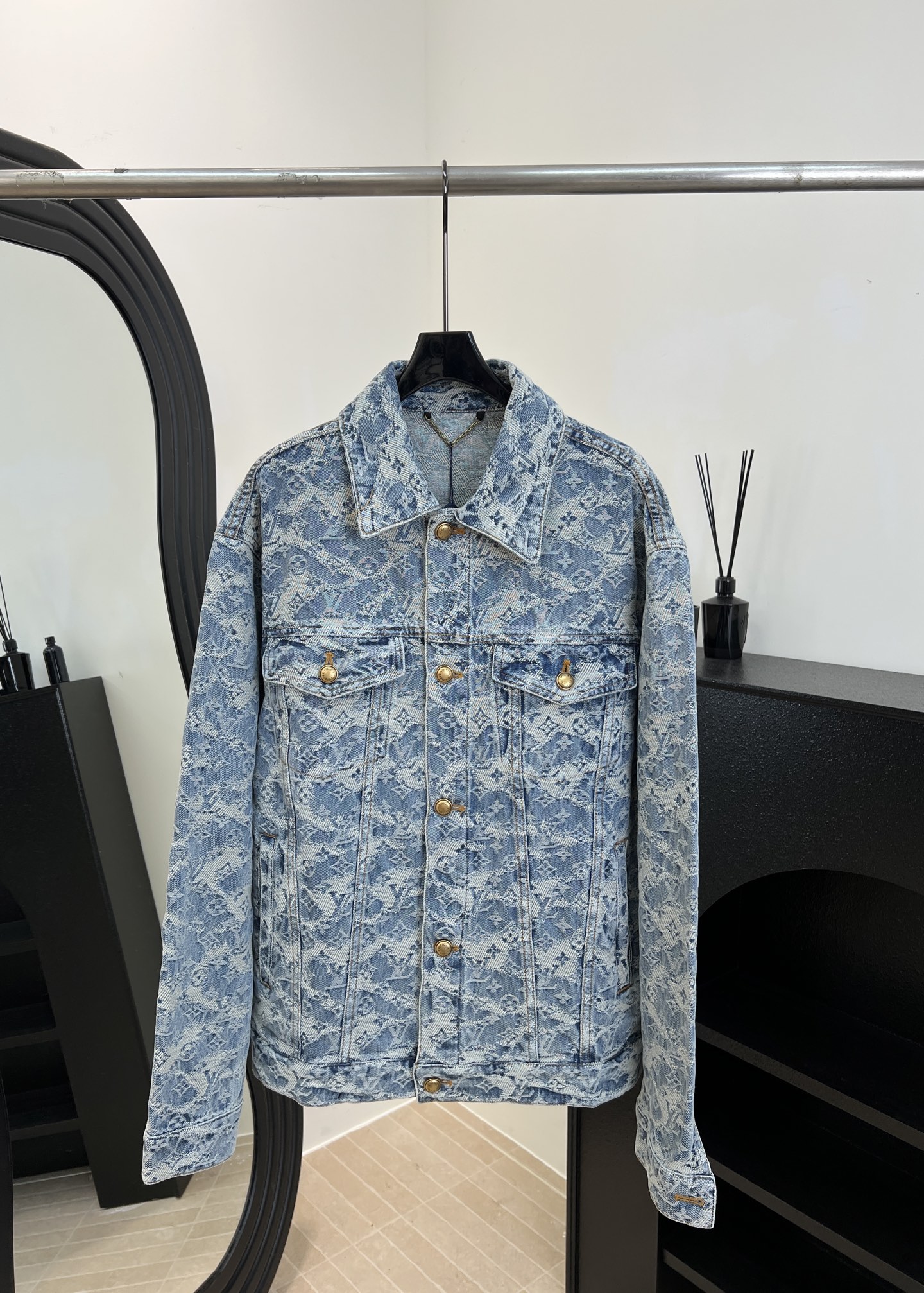 NO:623191,LouisVuitton Louis' new autumn and winter jacquard denim jacket, using three-dimensional jacquard technology, classic old flower patterns woven directly into the denim, retro gold buttons, casual fit, same style for men and women, size S M L XL,, louis vuitton, louis vuitton, jackets & coats, jackets & coats, alexander wang19860909LouisVuitton 路易 秋冬新款 提花牛仔夹克外套、采用立体提花工艺,经典老花图案直接织入丹宁布、复古金色纽扣、休闲版型,男女同款 码数S M L XL,,louis vuitton,louis vuitton,jackets & coats,jackets & coats,alexander wang,Women's clothing