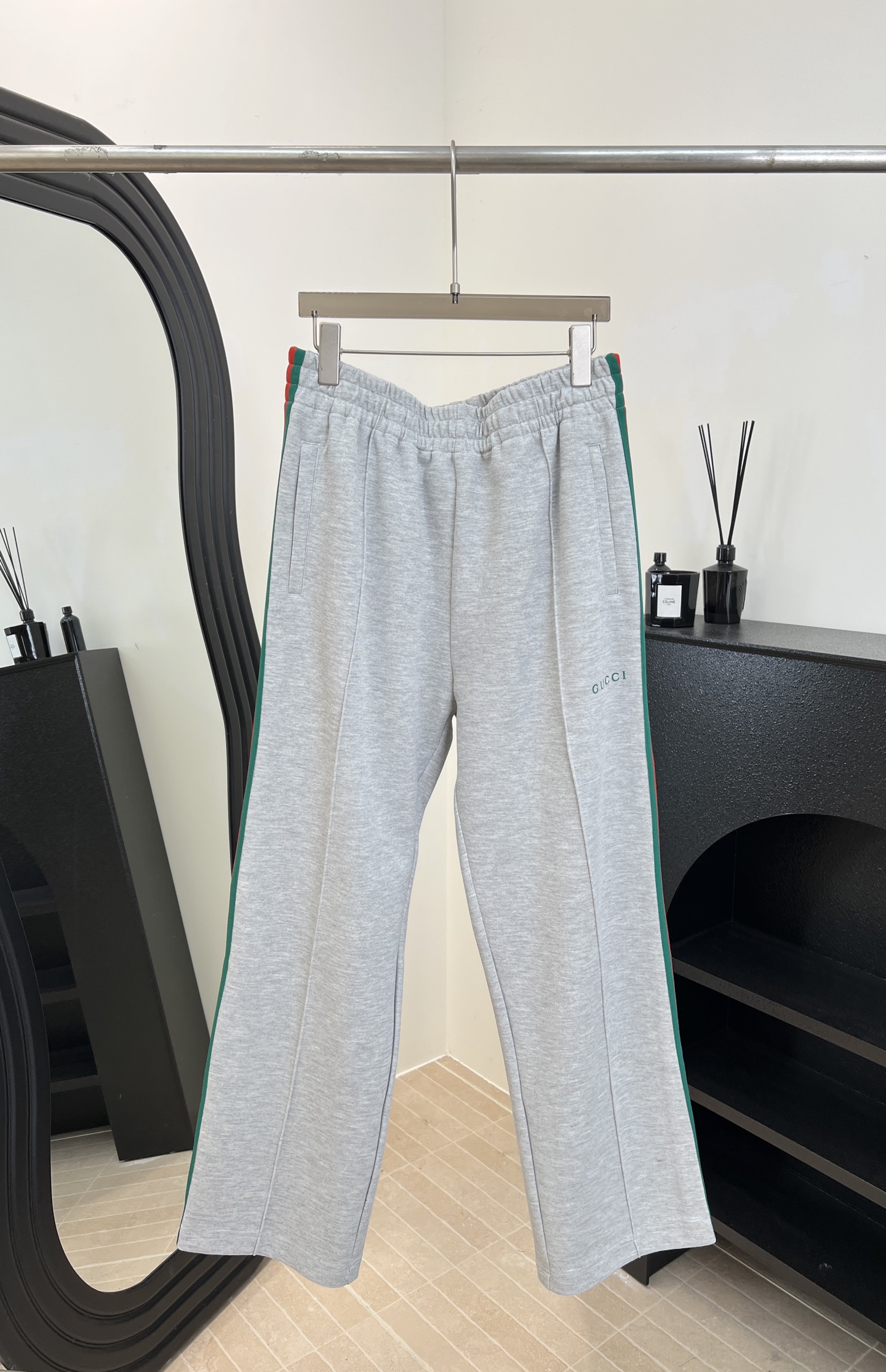 NO:623187,Men's Gucci autumn and winter new model, gray sweatpants with stand collar, made of soft cotton fabric, green and red stripes embellishment, GUCCI letter embroidery, straight fit, size S M L XL,,gucci,alexander wang19860909男款 Gucci 秋冬新款 立领灰色运动裤、采用柔软棉质面料、绿色红色条纹点缀、GUCCI字母刺绣、直筒版型 码数S M L XL,,gucci,alexander wang,Women's clothing