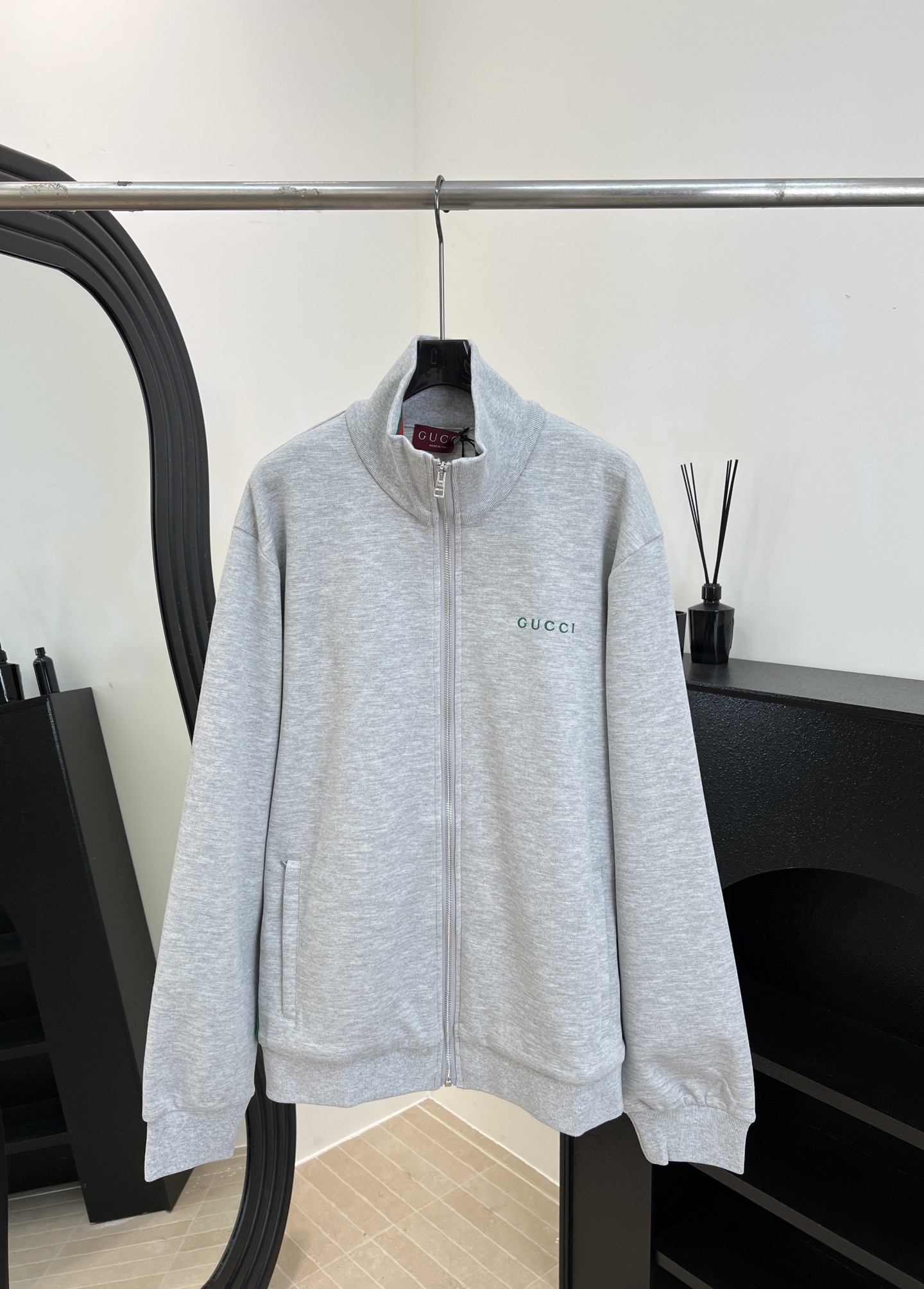 NO:623184,Gucci autumn and winter new style gray sweatpants with stand collar, made of soft cotton fabric, stand collar zipper design, green and red stripes embellishment, GUCCI letter embroidery on the chest, casual fit, same style for men and women, size S M L XL,,gucci,alexander wang19860909Gucci 秋冬新款 立领灰色运动裤、采用柔软棉质面料、立领拉链设计、绿色红色条纹点缀、胸前GUCCI字母刺绣、休闲版型,男女同款 码数S M L XL,,gucci,alexander wang,Women's clothing