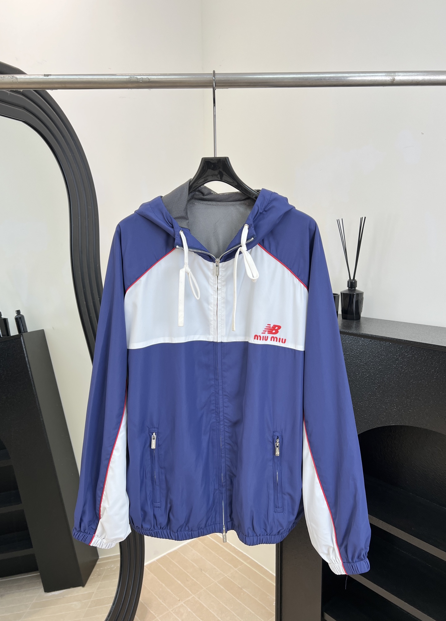 NO:623172,Miu Miu's new early spring NB co-branded hooded sports jacket, navy blue and white splicing, red details, lightweight and comfortable technical fabric, elasticated cuffs and hem, casual fit, size S M L,,miumiu,jackets & coats,jackets & coats,hats,alexander wang19860909Miu Miu 早春新款 NB联名连帽运动夹克外套、海军蓝白色拼接、点缀红色细节、科技面料轻便舒适、袖口和下摆松紧处理、休闲版型 码数S M L,,miumiu,jackets & coats,jackets & coats,hats,alexander wang,Women's clothing