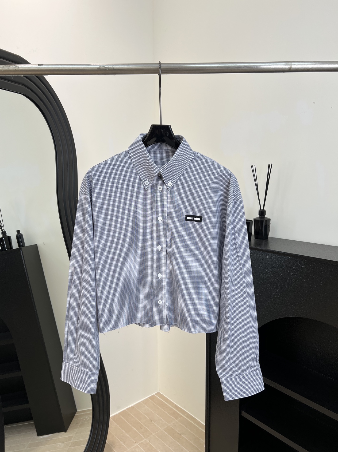 NO:623167,Miu Miu early spring new style lapel logo plaid shirt, blue and white small plaid super fresh, black embroidered logo on the left chest, casual fit size S M L,,miumiu,shirts,alexander wang19860909Miu Miu 早春新款 翻领徽标格纹衬衫、蓝白小格纹超清新、左胸黑色刺绣徽标、休闲版型 码数S M L,,miumiu,shirts,alexander wang,Women's clothing